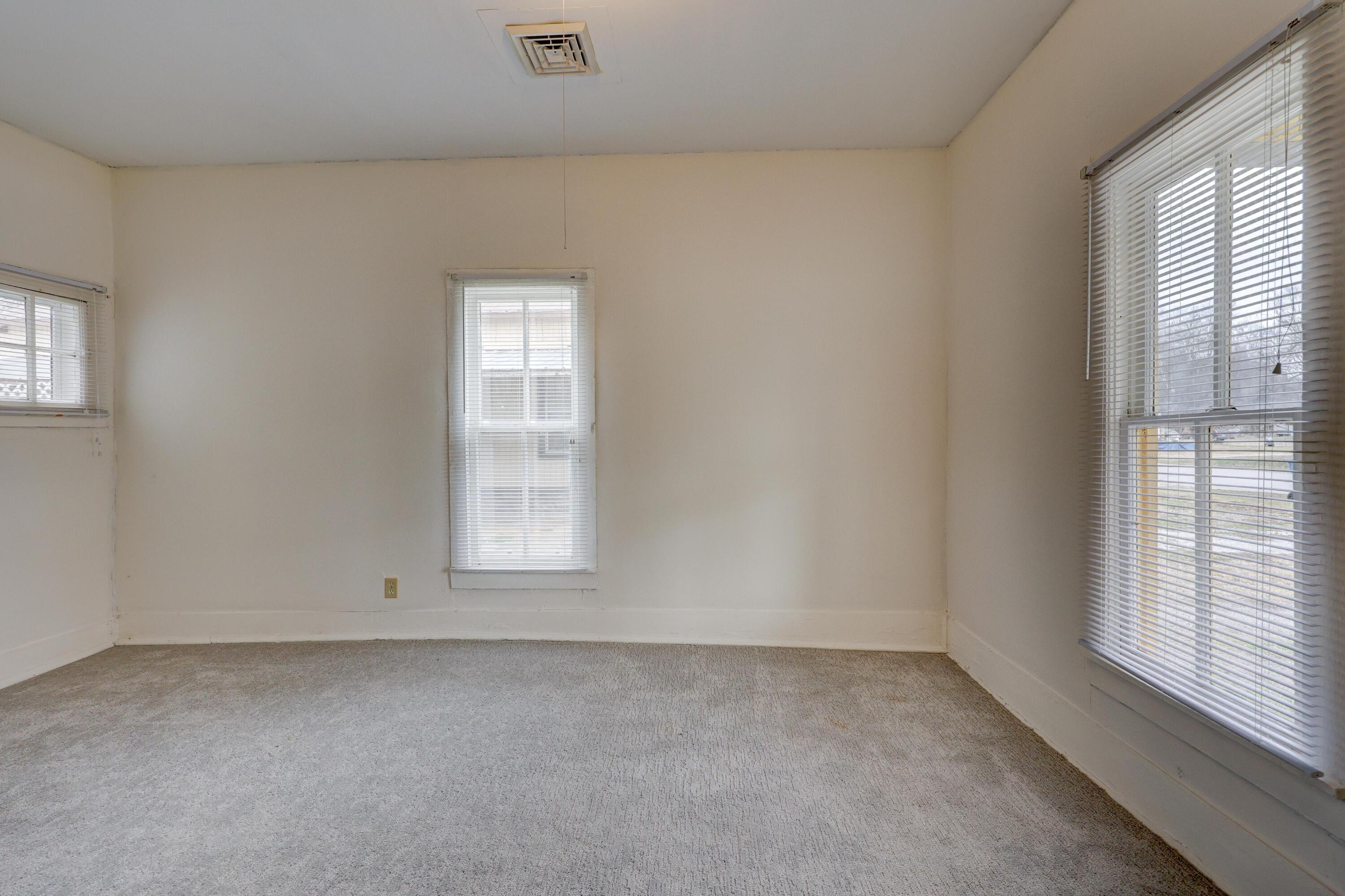 1020 Seneca Avenue Property Photo 11