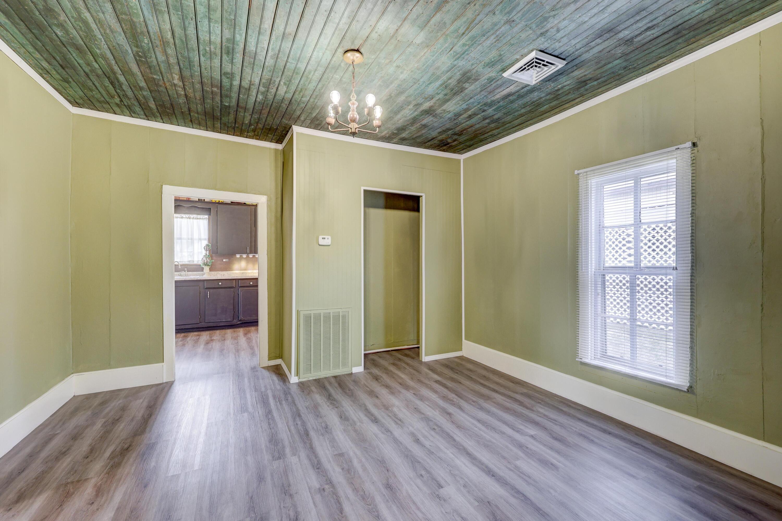 1020 Seneca Avenue Property Photo 15
