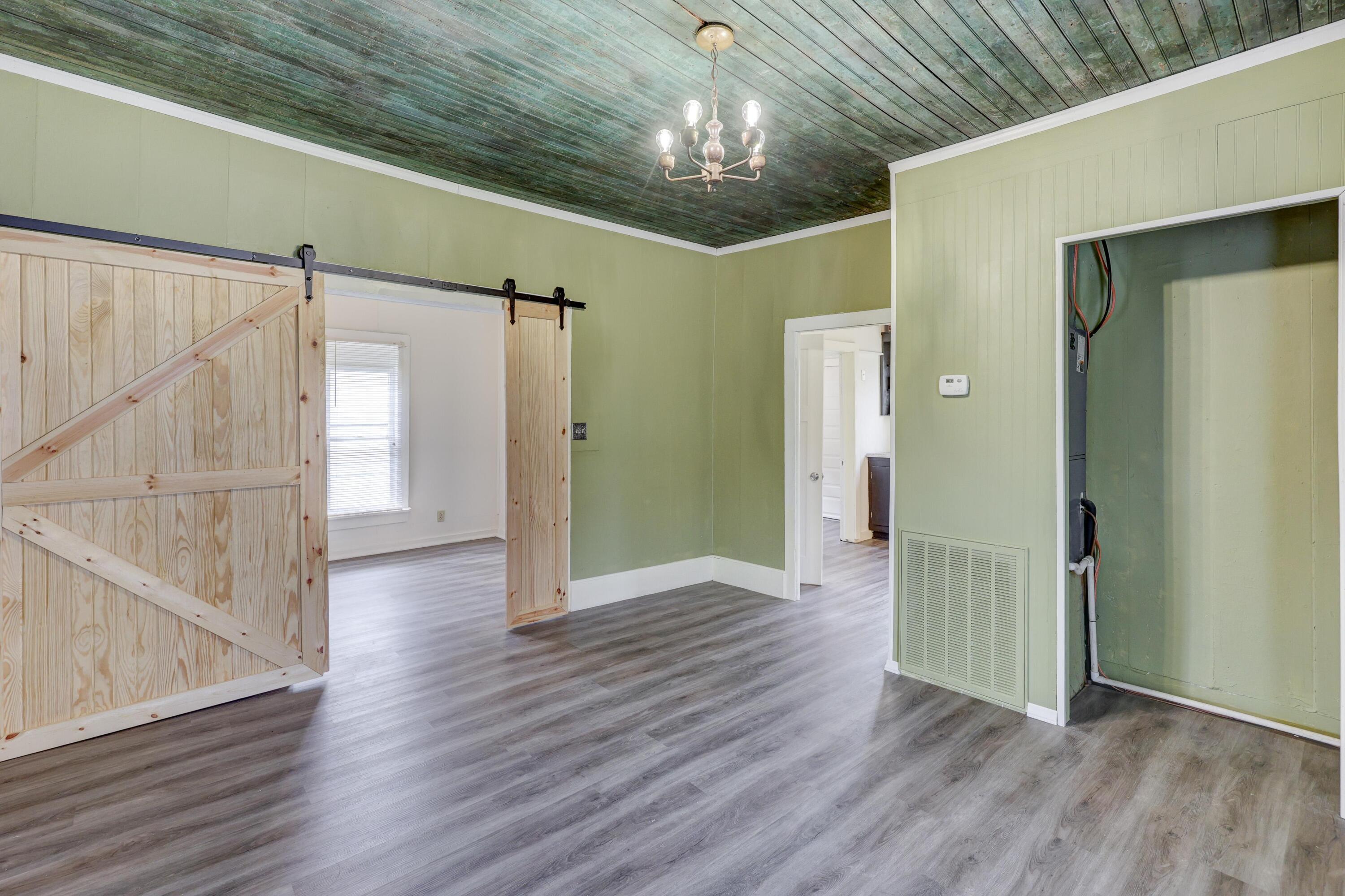 1020 Seneca Avenue Property Photo 17