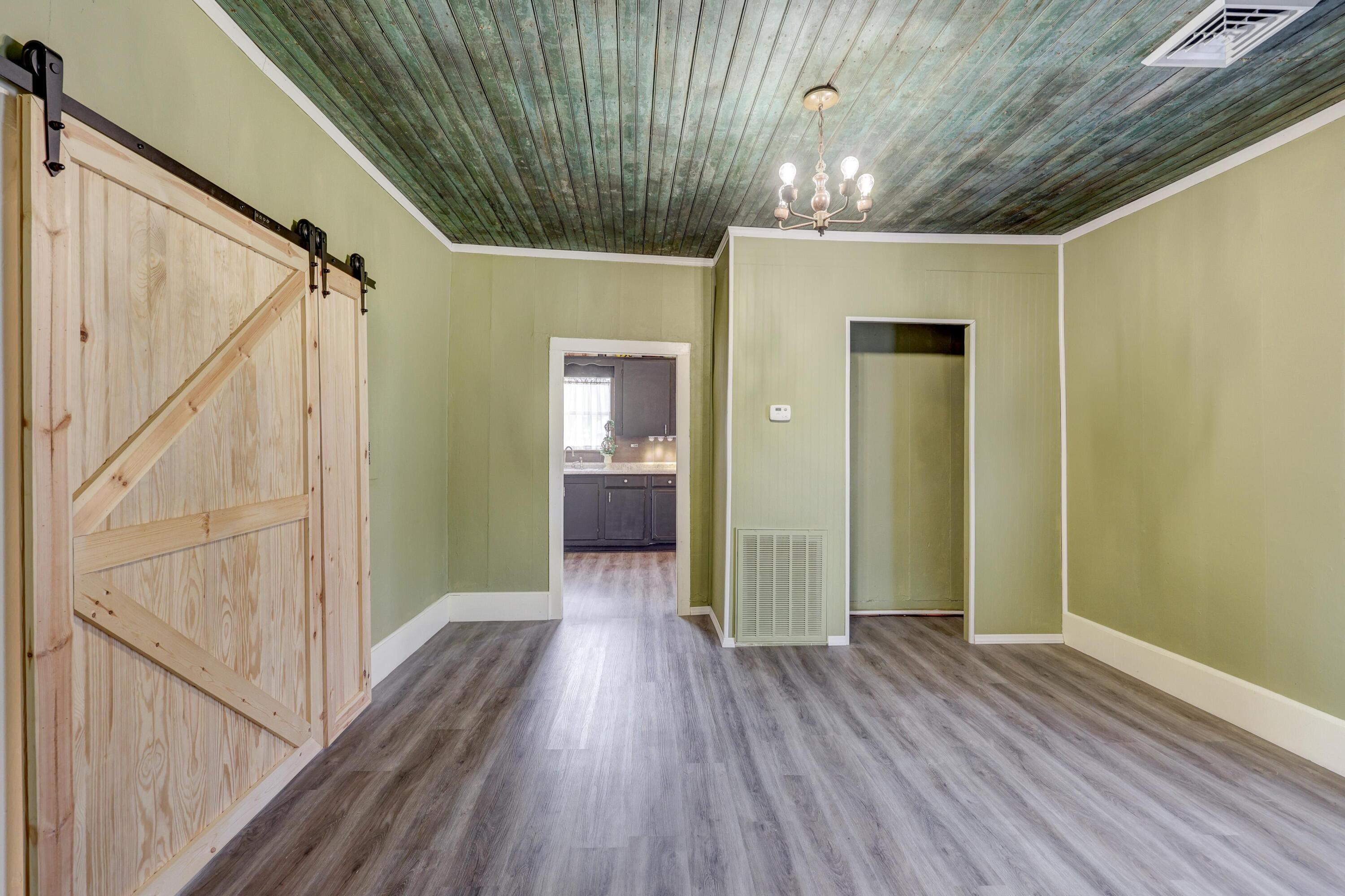 1020 Seneca Avenue Property Photo 22