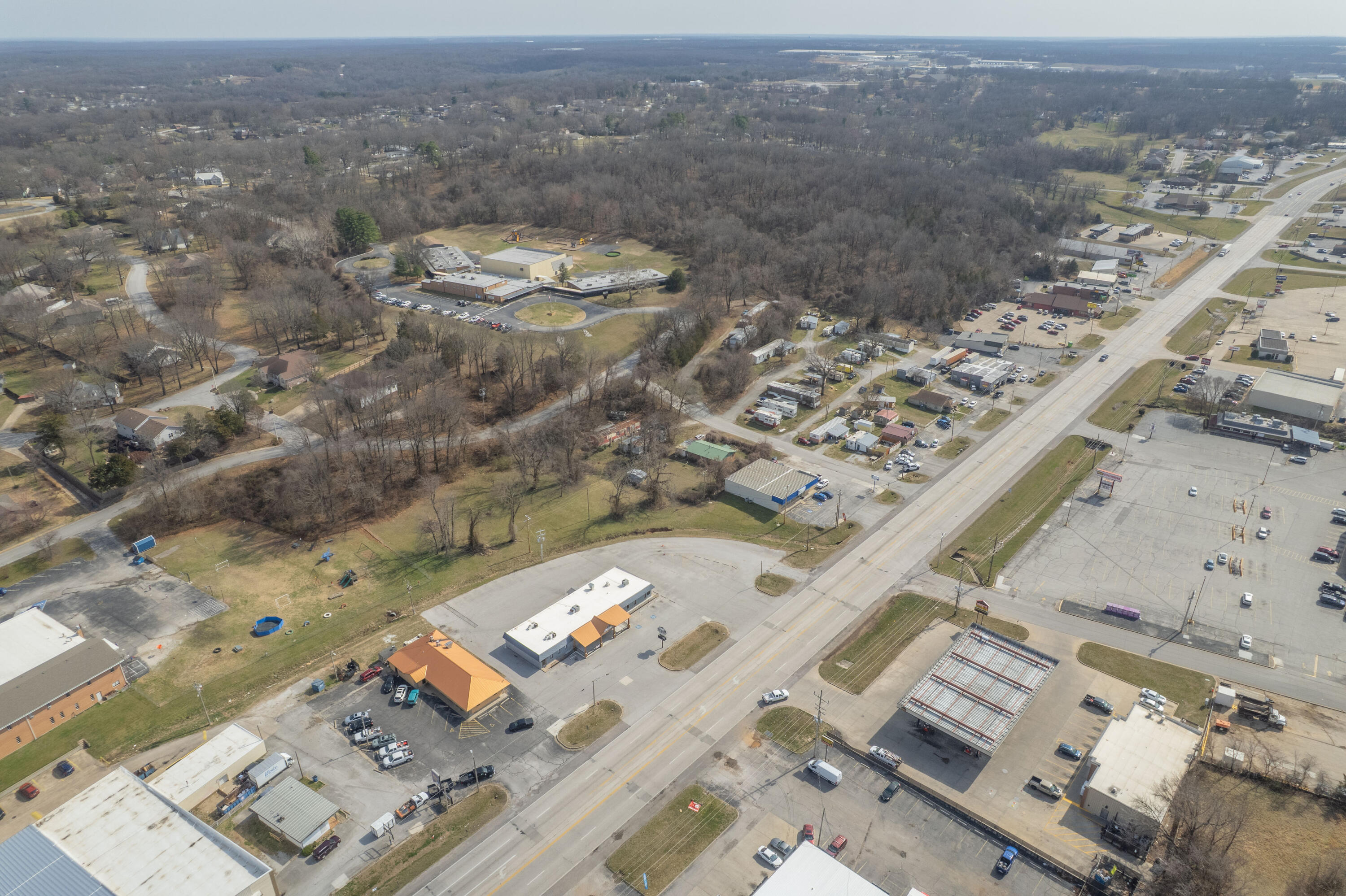 925 & 929 South Neosho Boulevard Property Photo 8