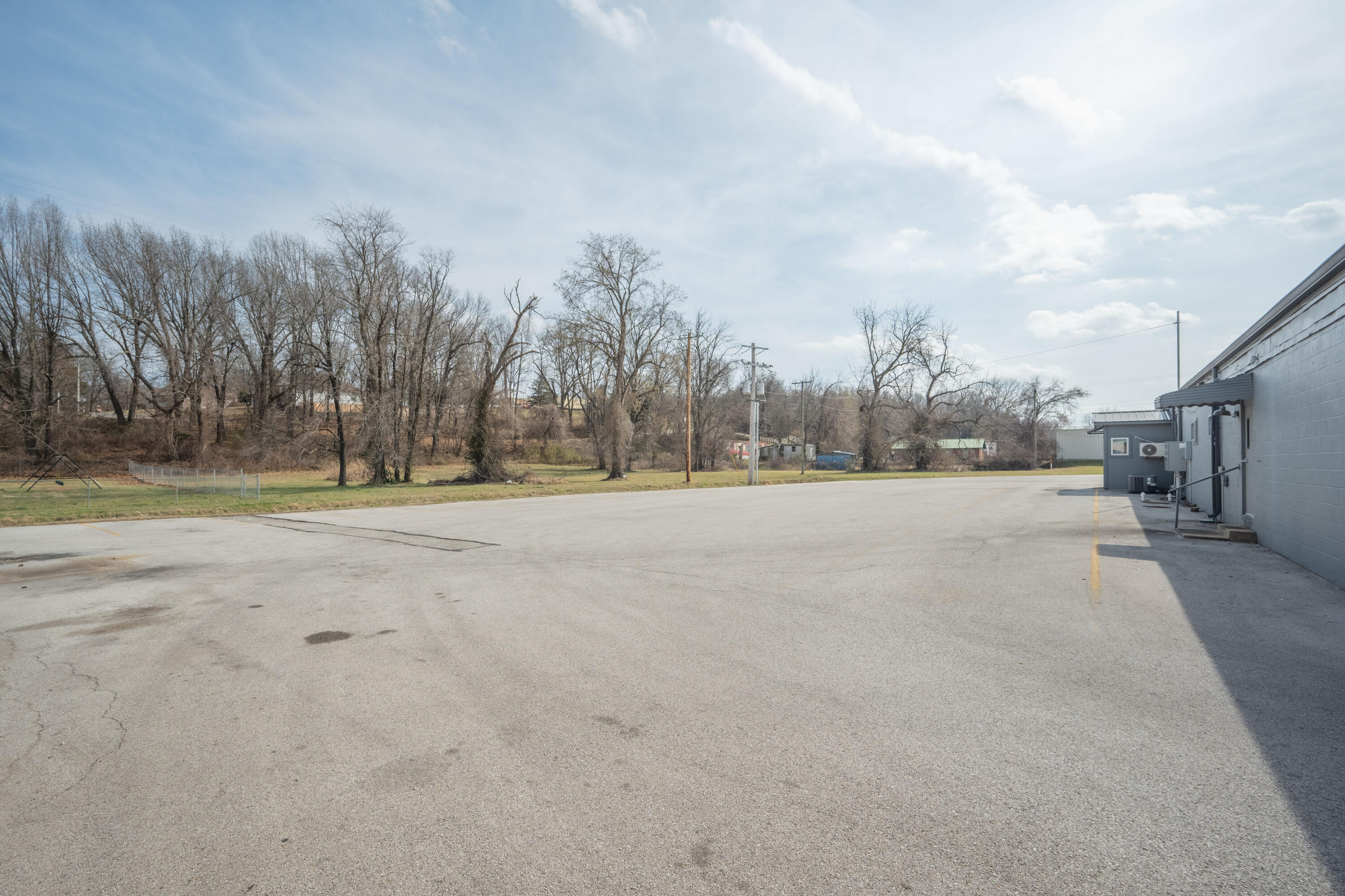 925 & 929 South Neosho Boulevard Property Photo 17