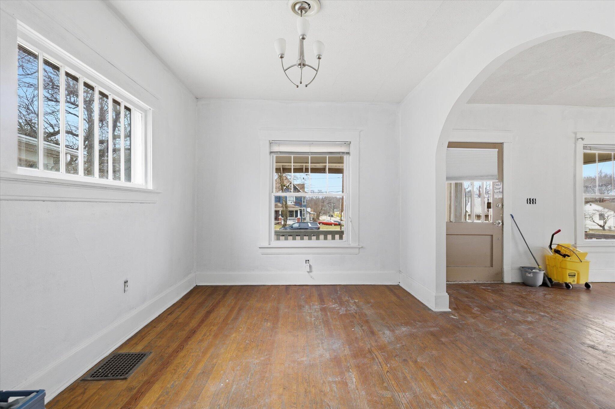 1447 North Broadway Avenue Property Photo 7