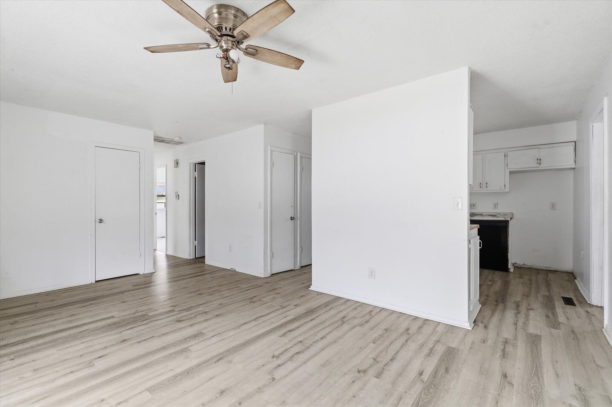 944 West Division Street Property Photo 4