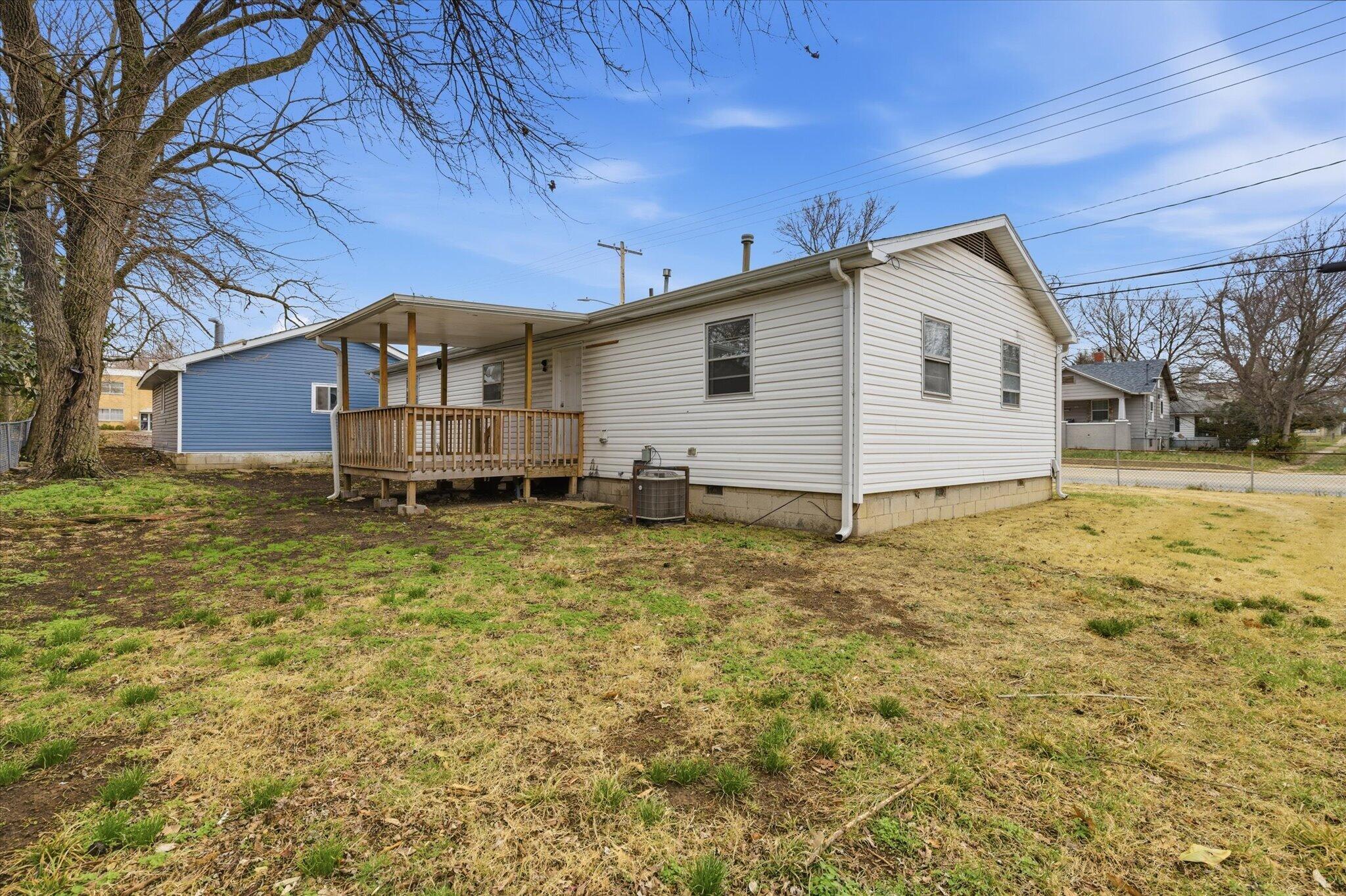 944 West Division Street Property Photo 17
