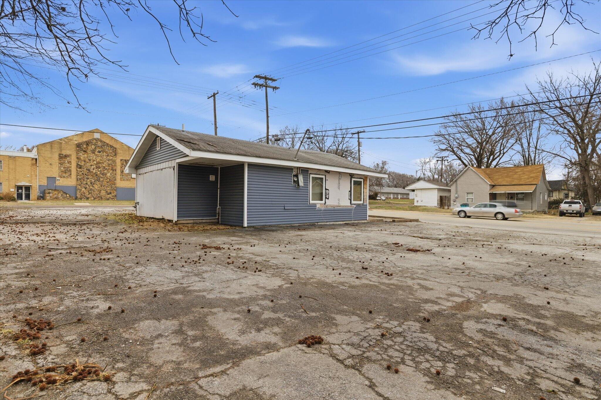 944 West Division Street Property Photo 23
