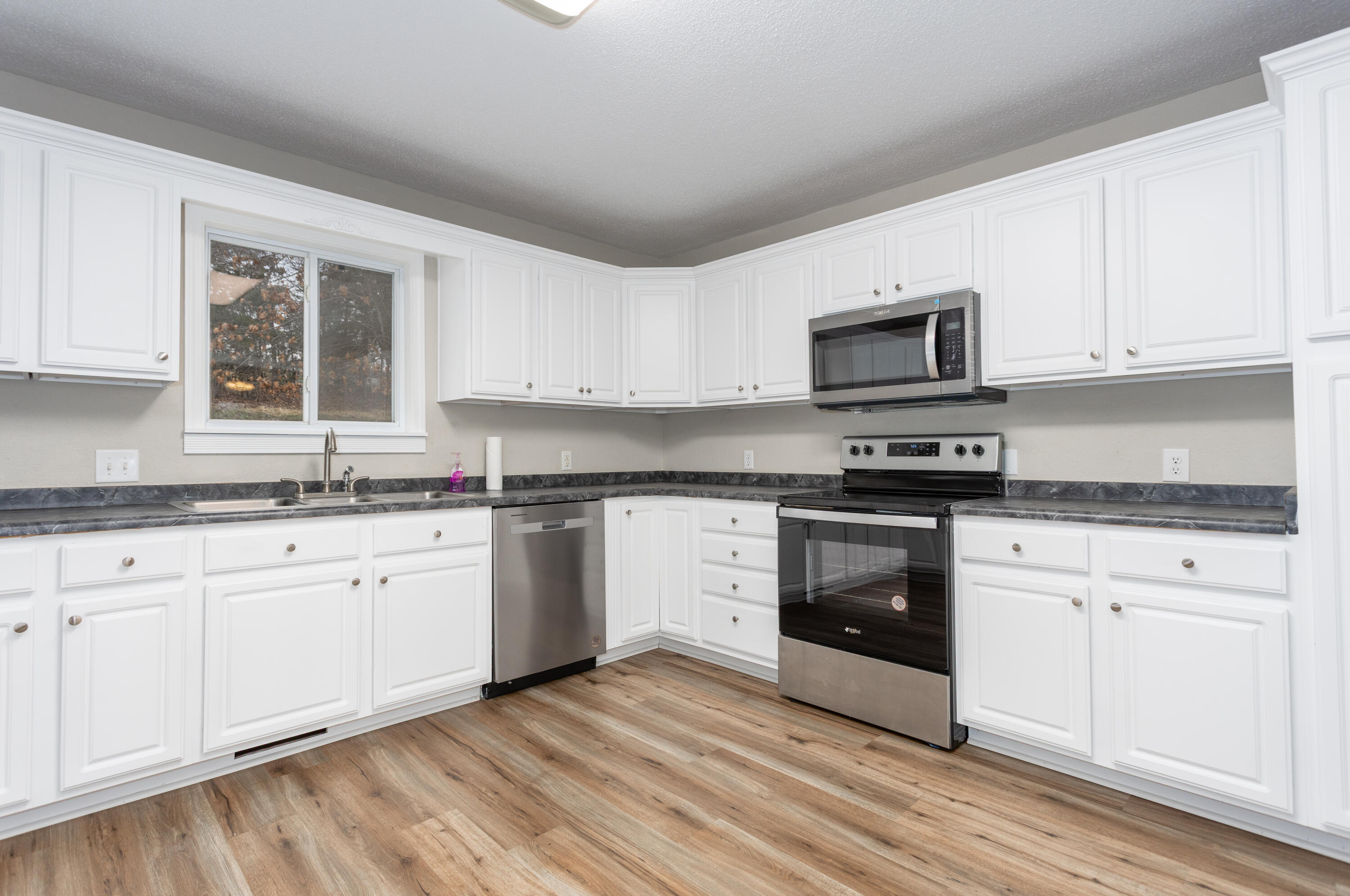 580 Parkview Drive Property Photo 8