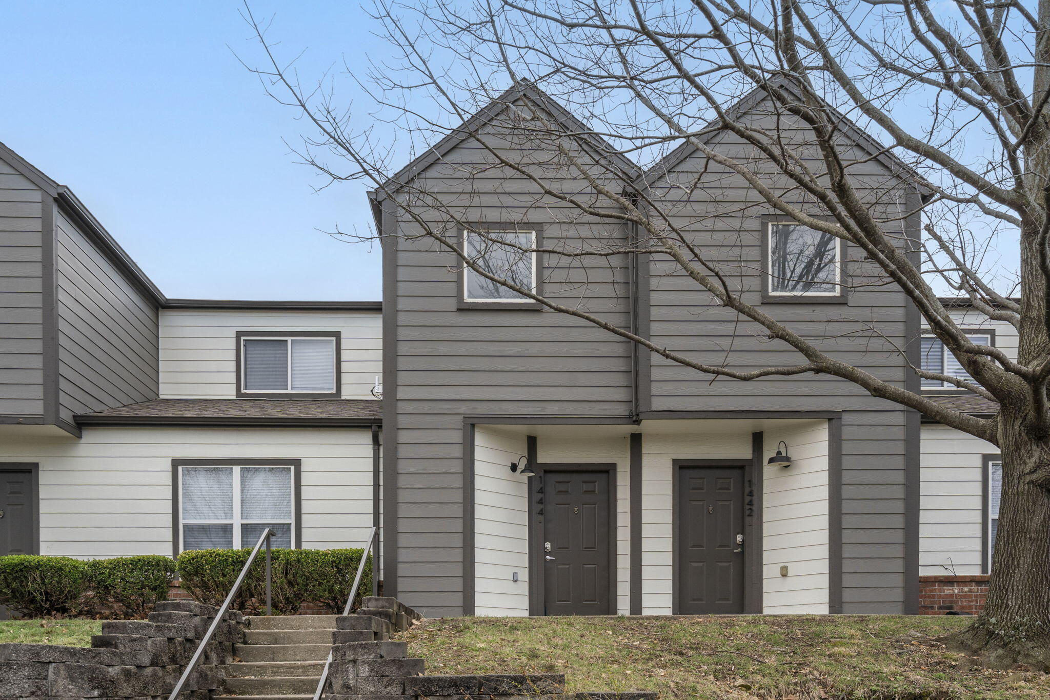 1447 East Oakwood Lane Property Photo 1