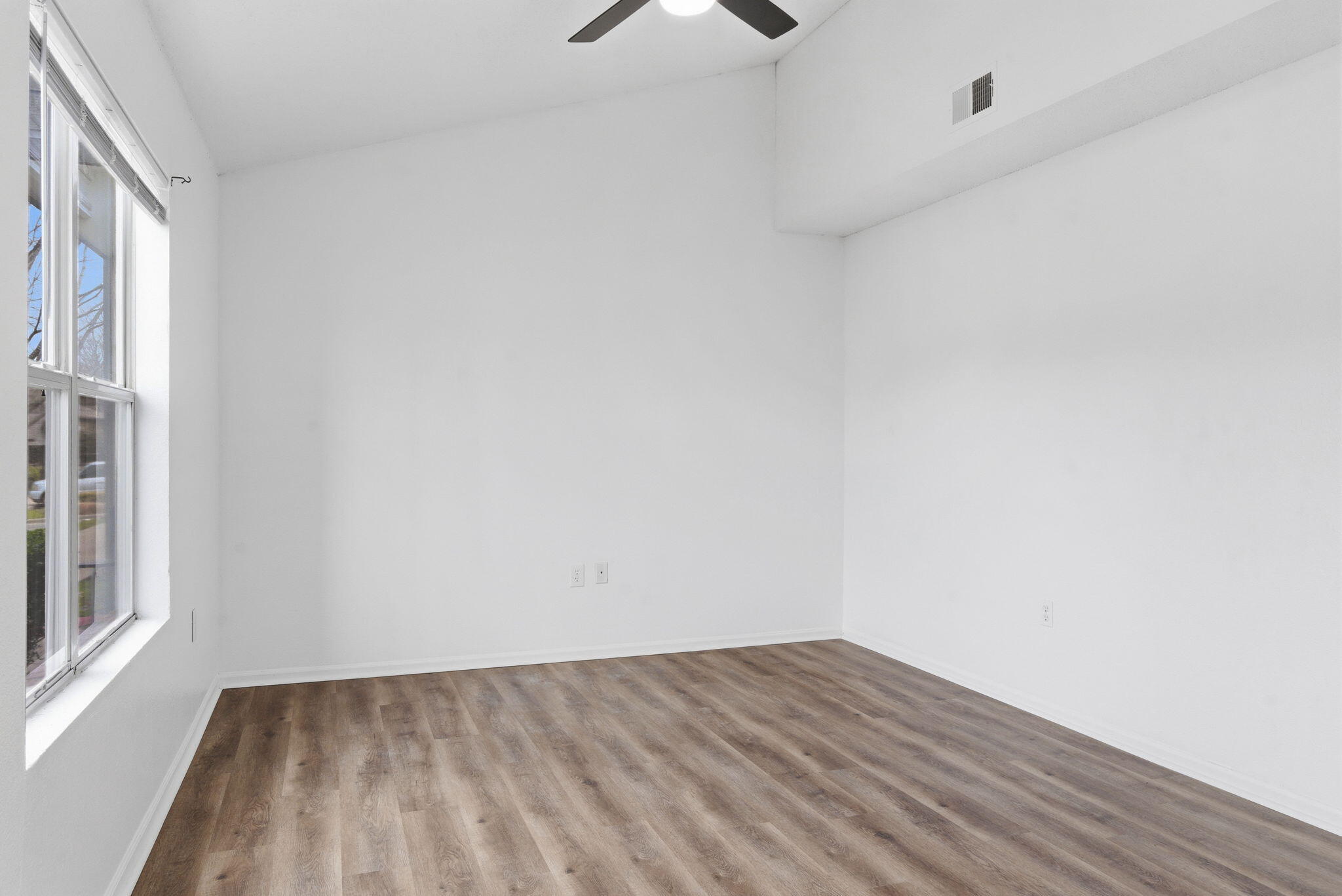 1447 East Oakwood Lane Property Photo 7