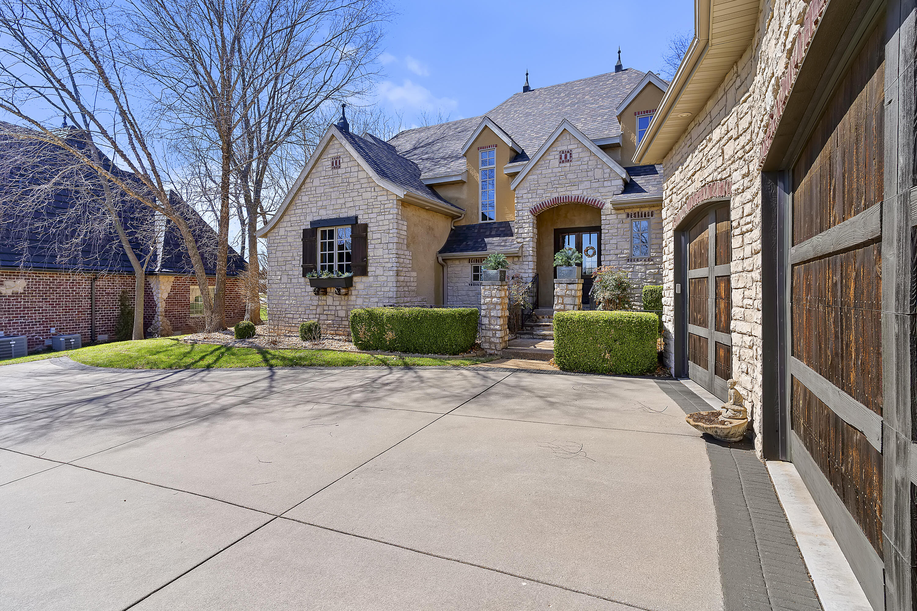 6221 South Bluff Ridge Road Property Photo 4