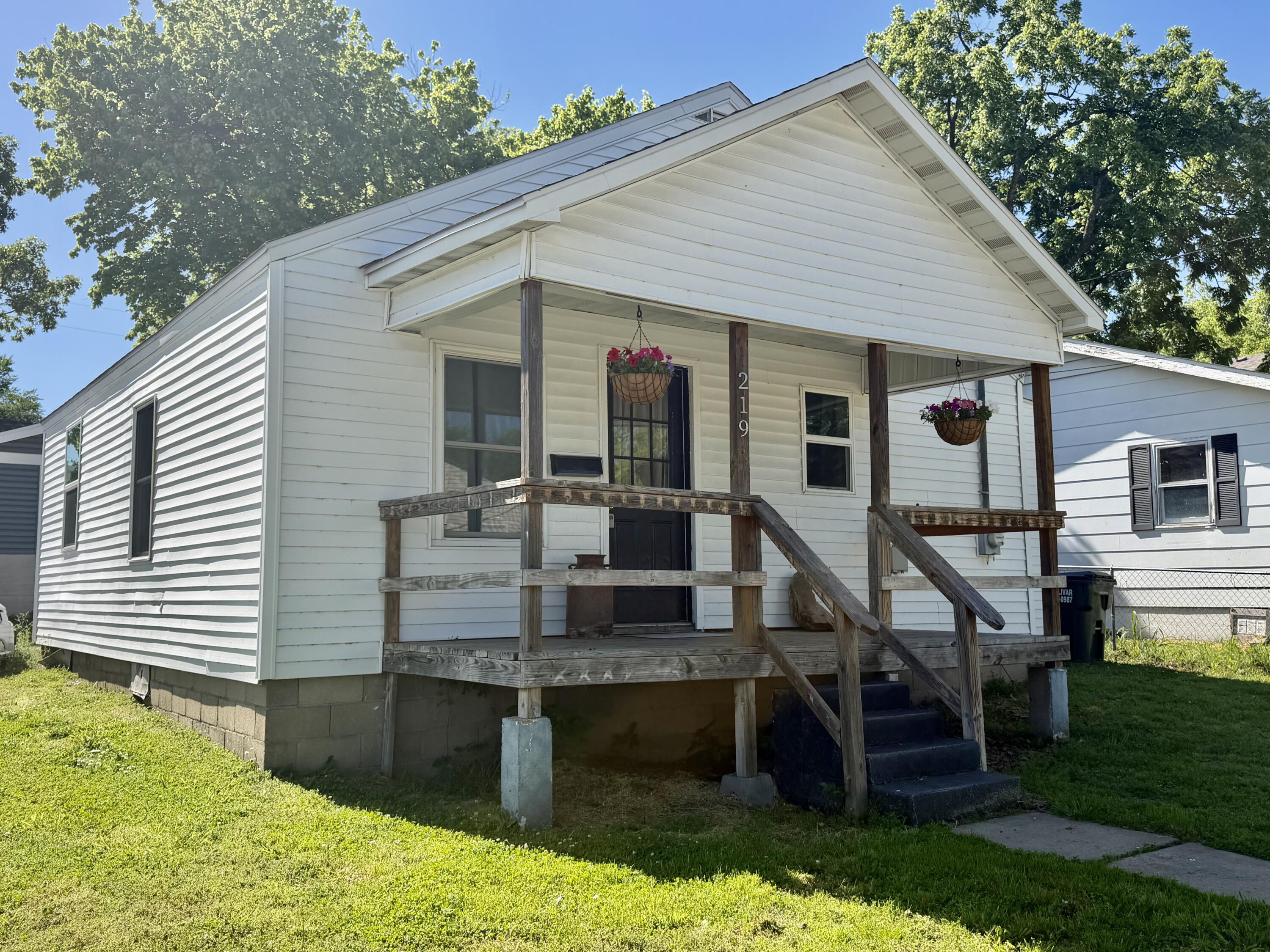 219 South Lillian Avenue Property Photo 3
