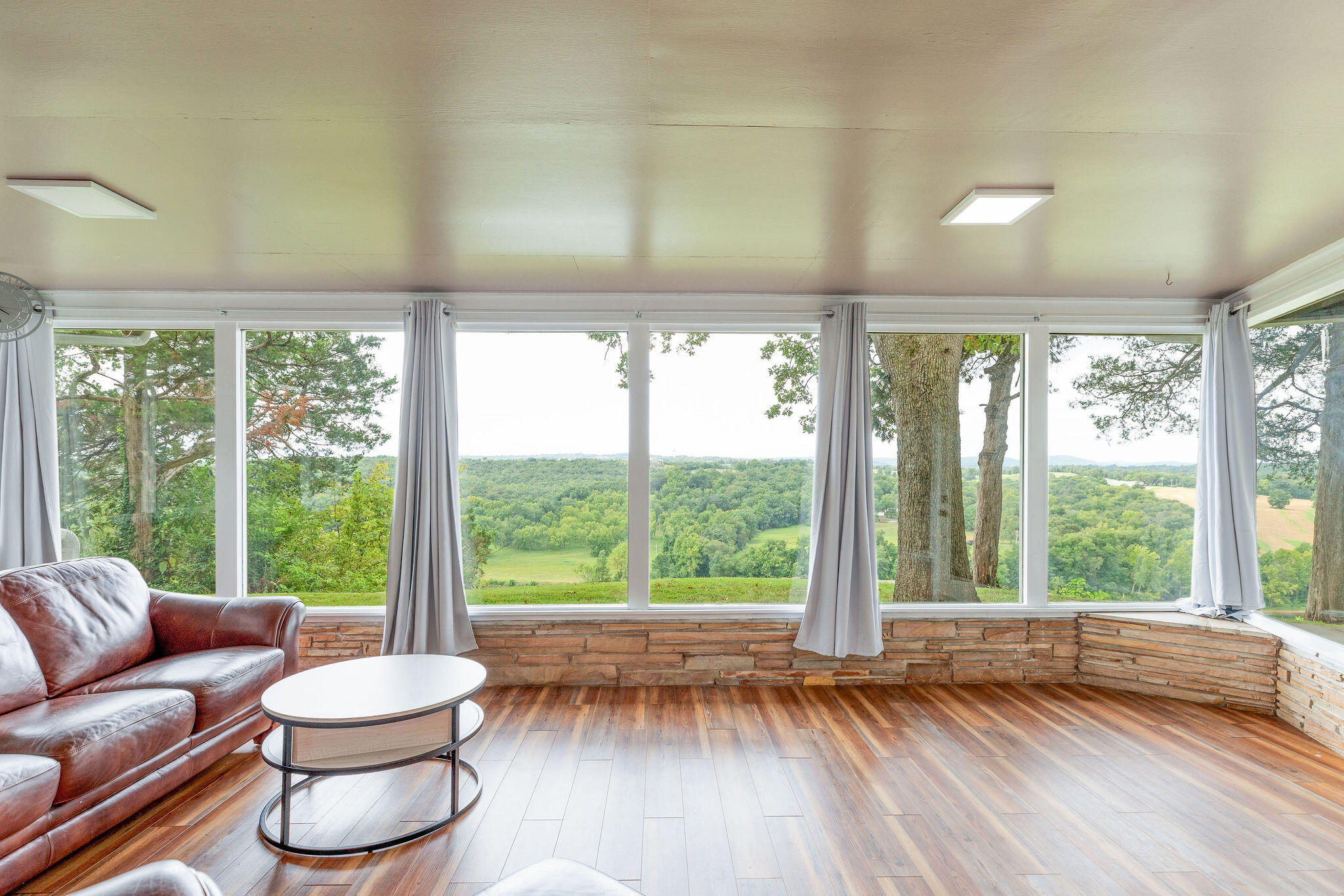 1004 Cliff Drive Property Photo 4