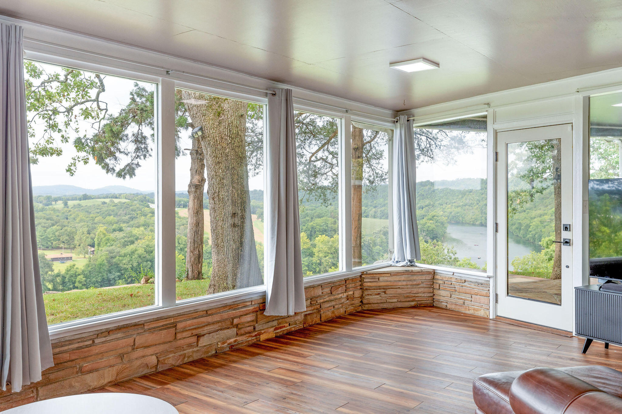 1004 Cliff Drive Property Photo 5