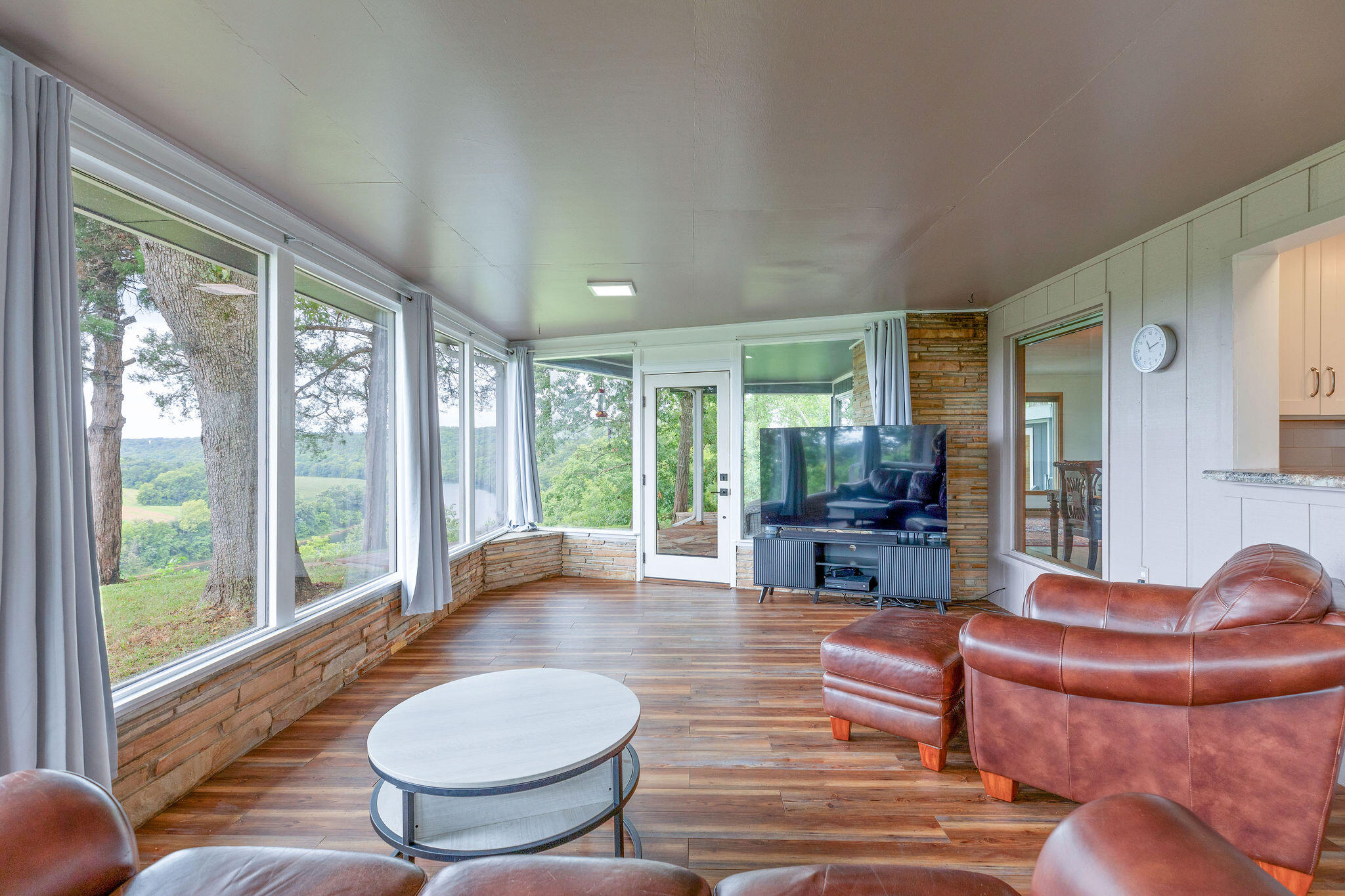 1004 Cliff Drive Property Photo 8