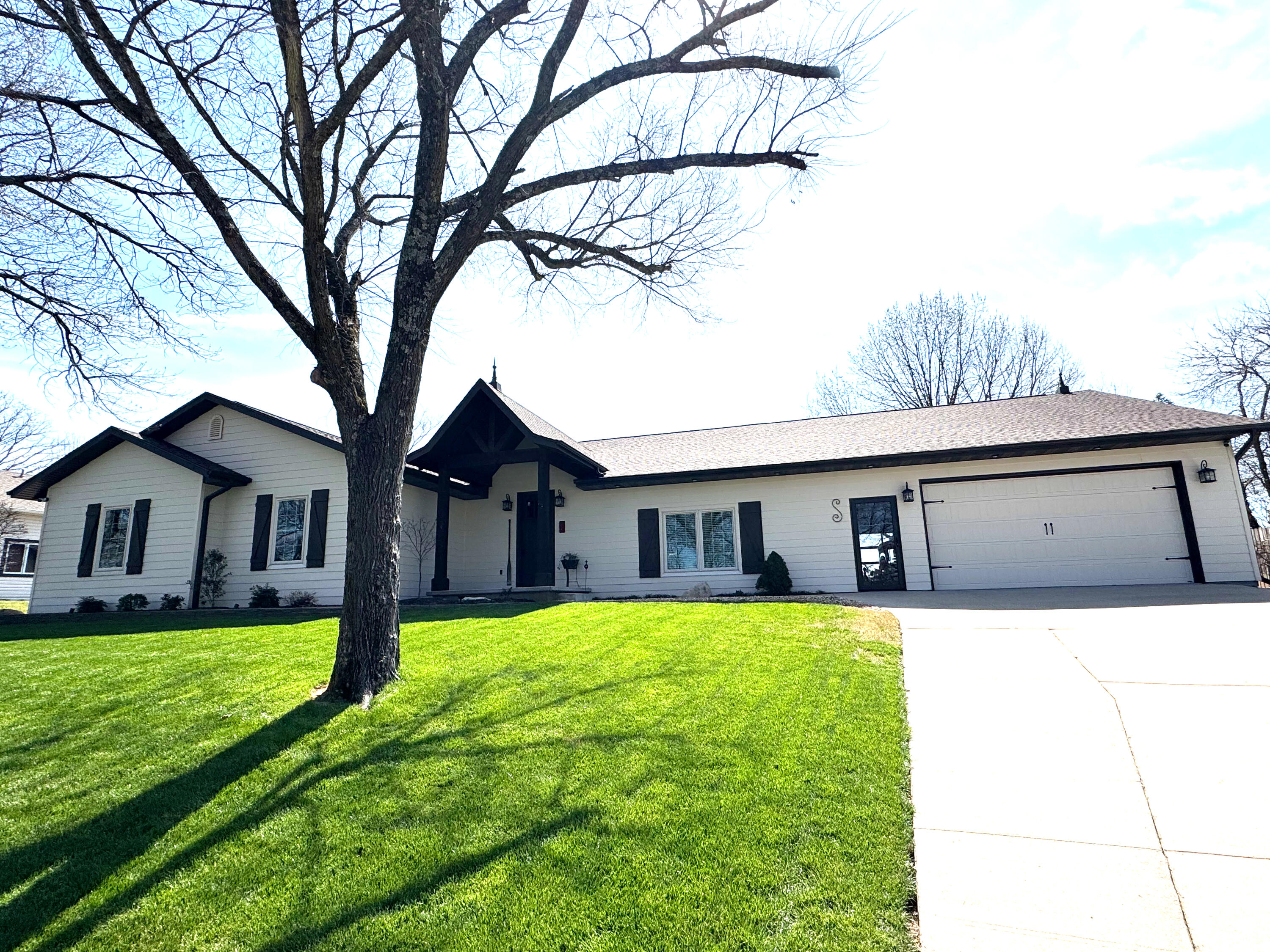 8 Midview Drive Property Photo 1