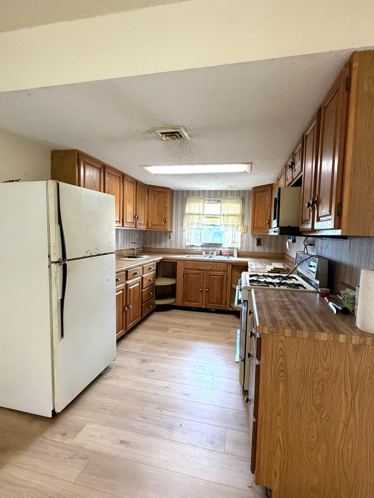 16232 Martin Drive Property Photo 4