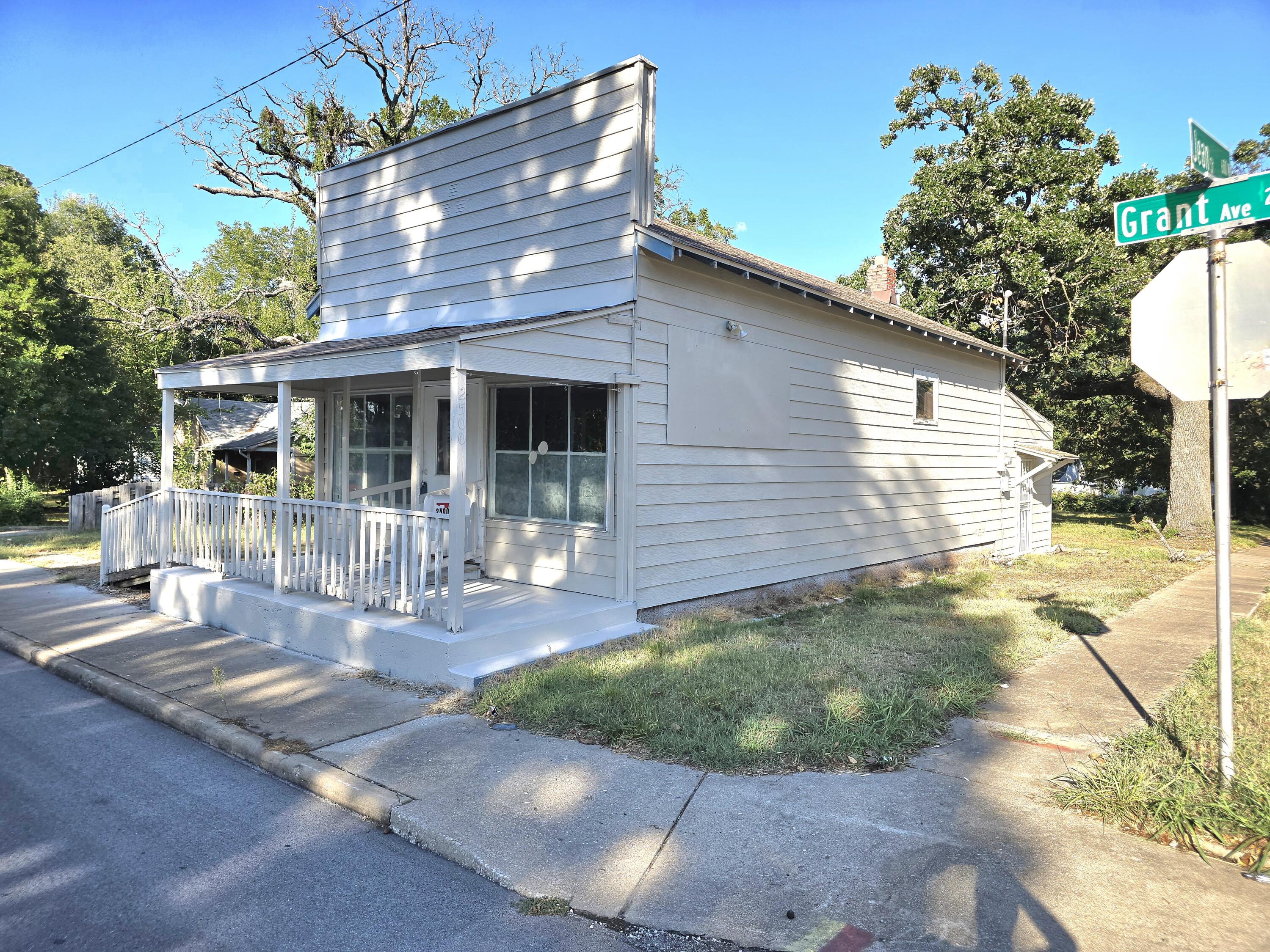 2500 North Grant Avenue Property Photo 1