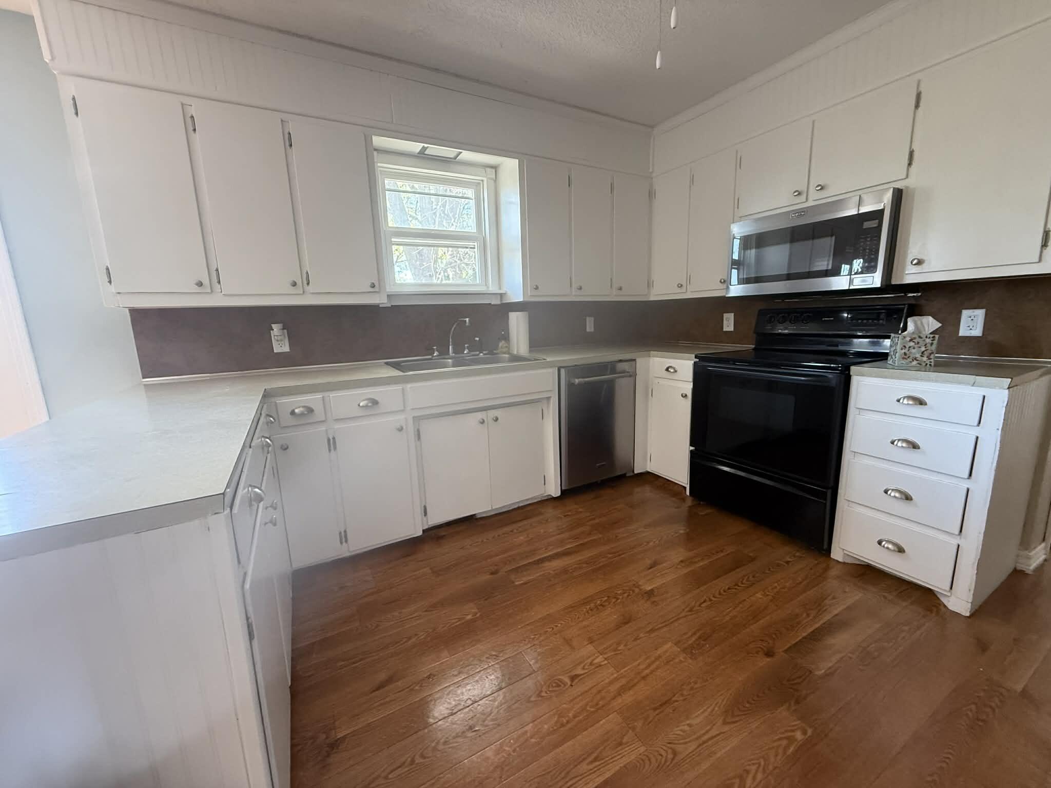 1006 East 10th Street Property Photo 9