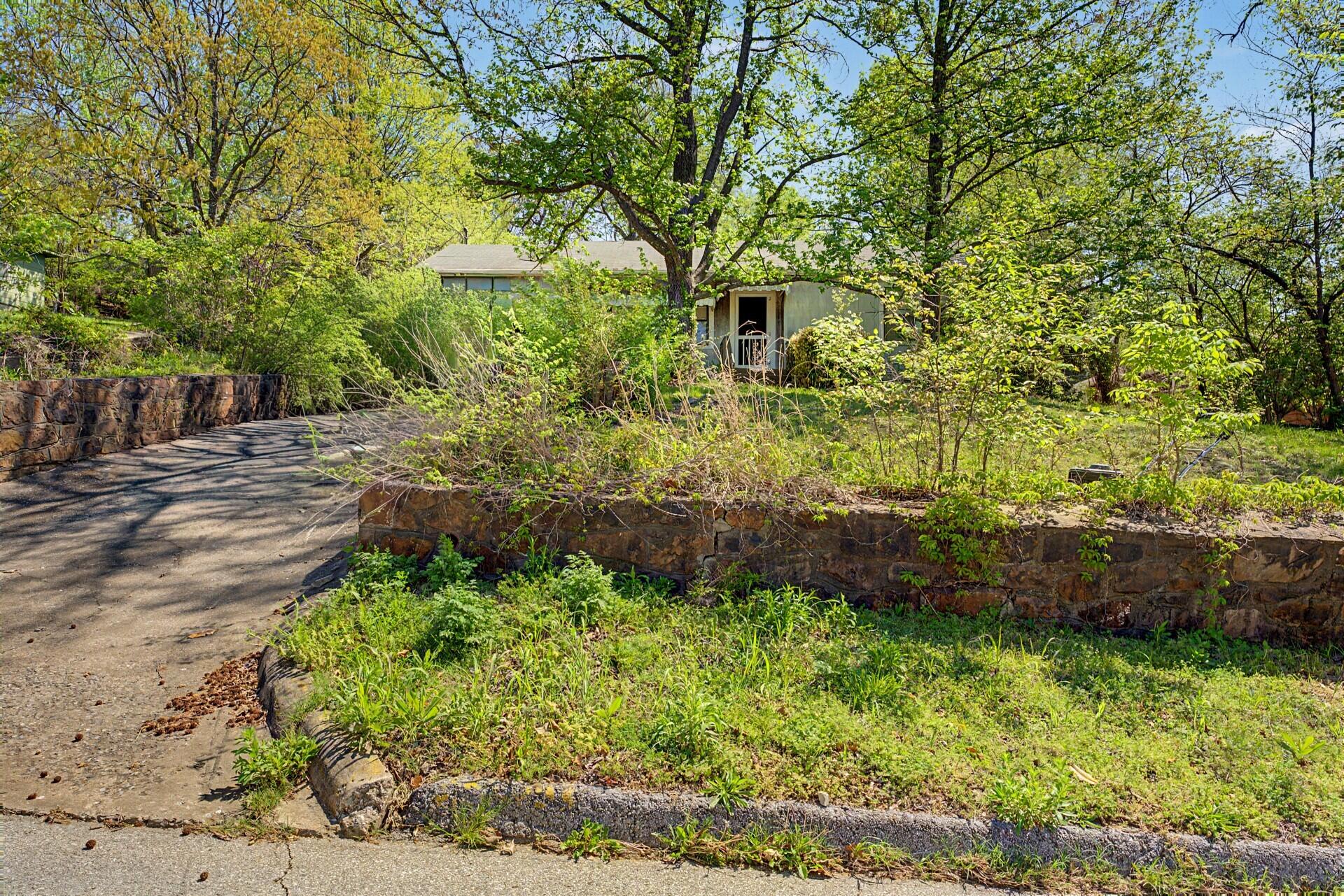 220 South Locust Avenue Property Photo 5