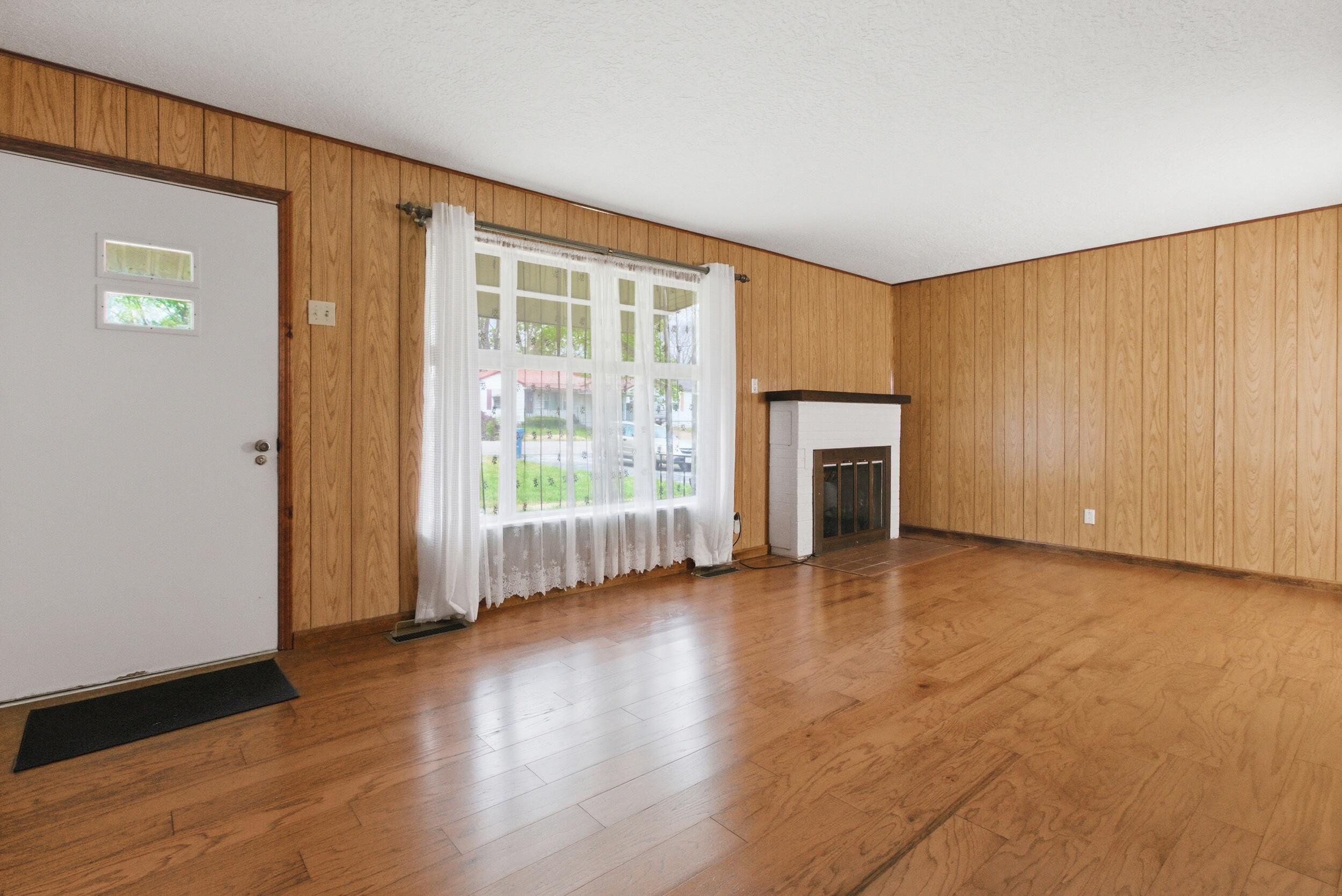 916 Sommerfield Drive Property Photo 3