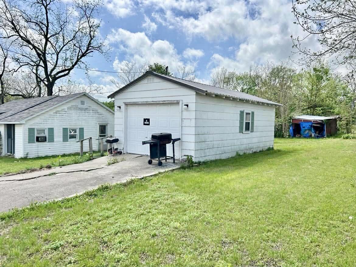 251 South Archer Avenue Property Photo 2