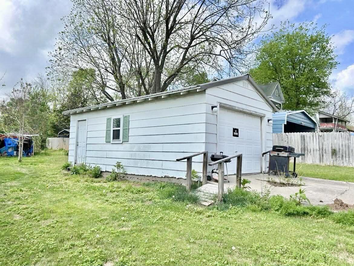 251 South Archer Avenue Property Photo 3