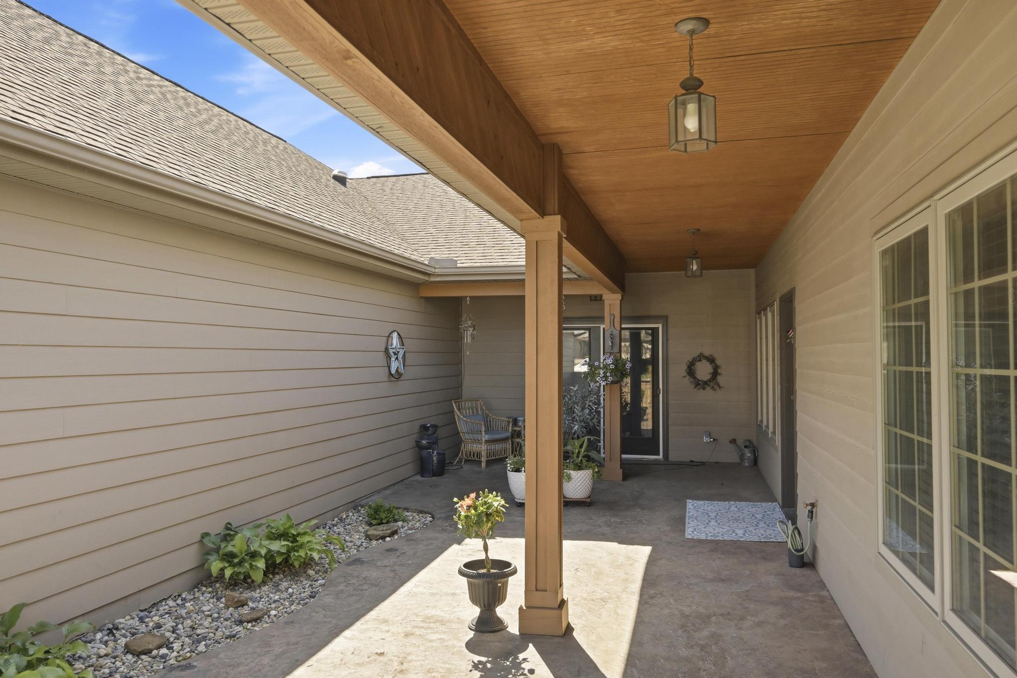 1909 Bluebird Way Property Photo 4