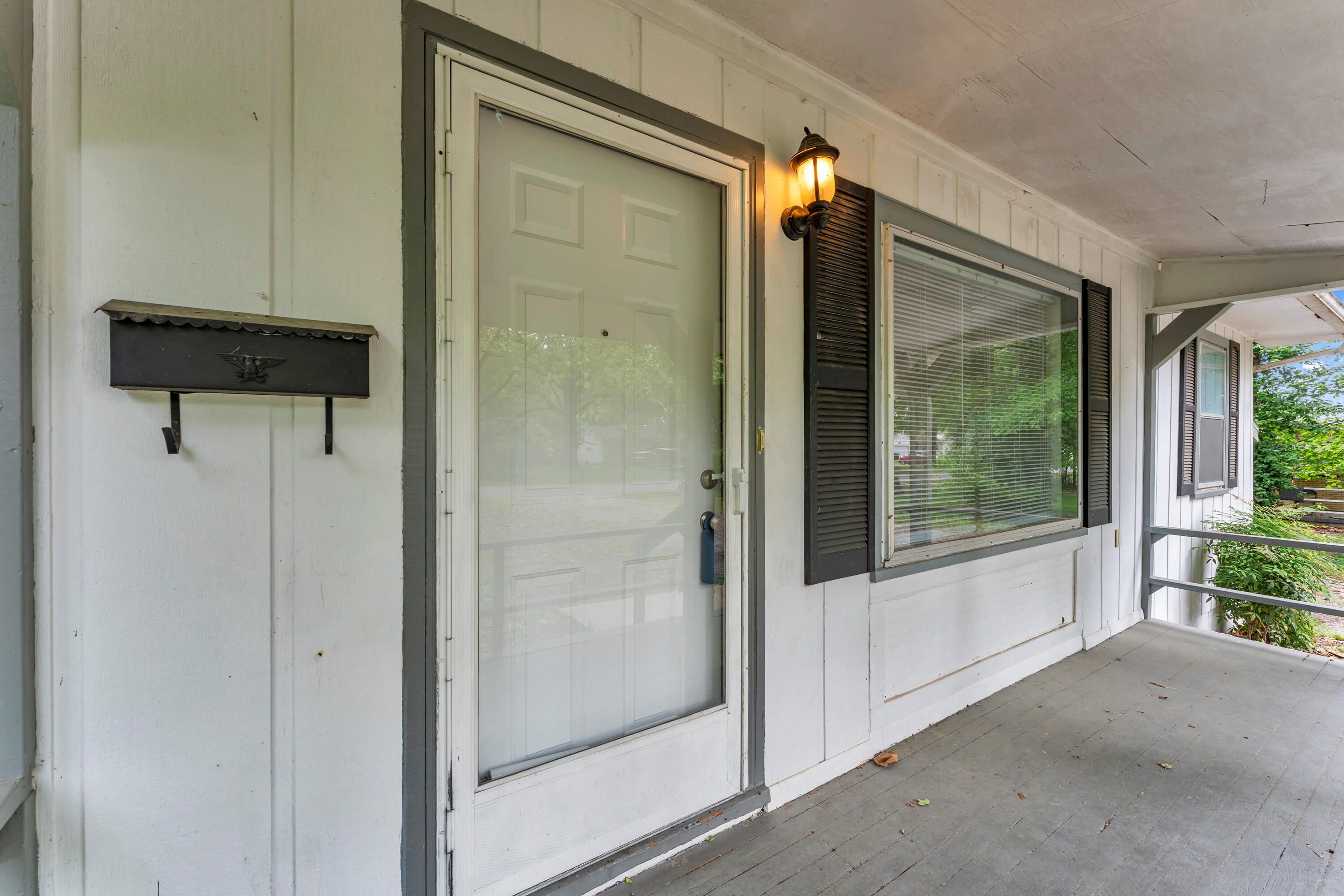 1439 South Luster Avenue Property Photo 2