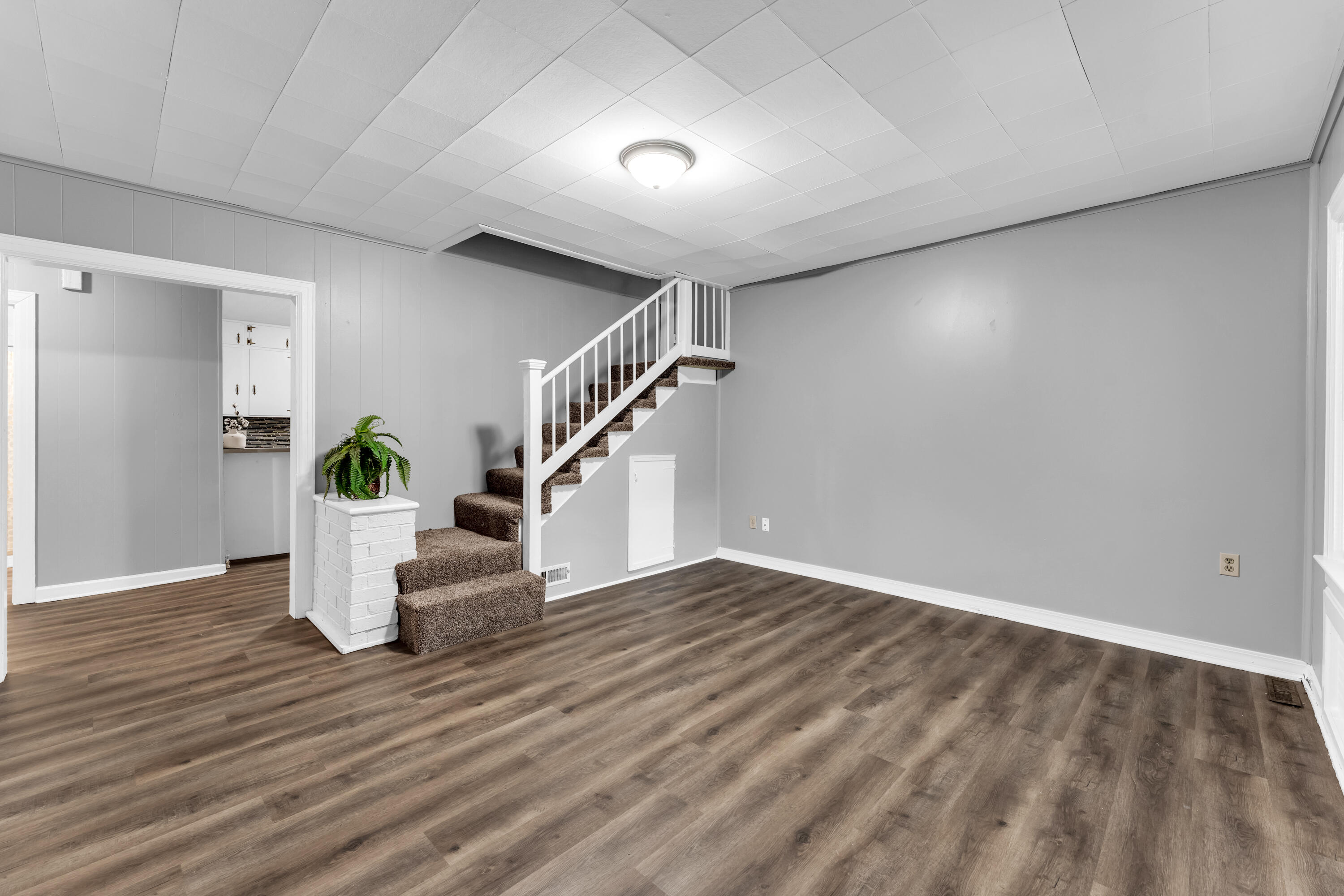 1439 South Luster Avenue Property Photo 3