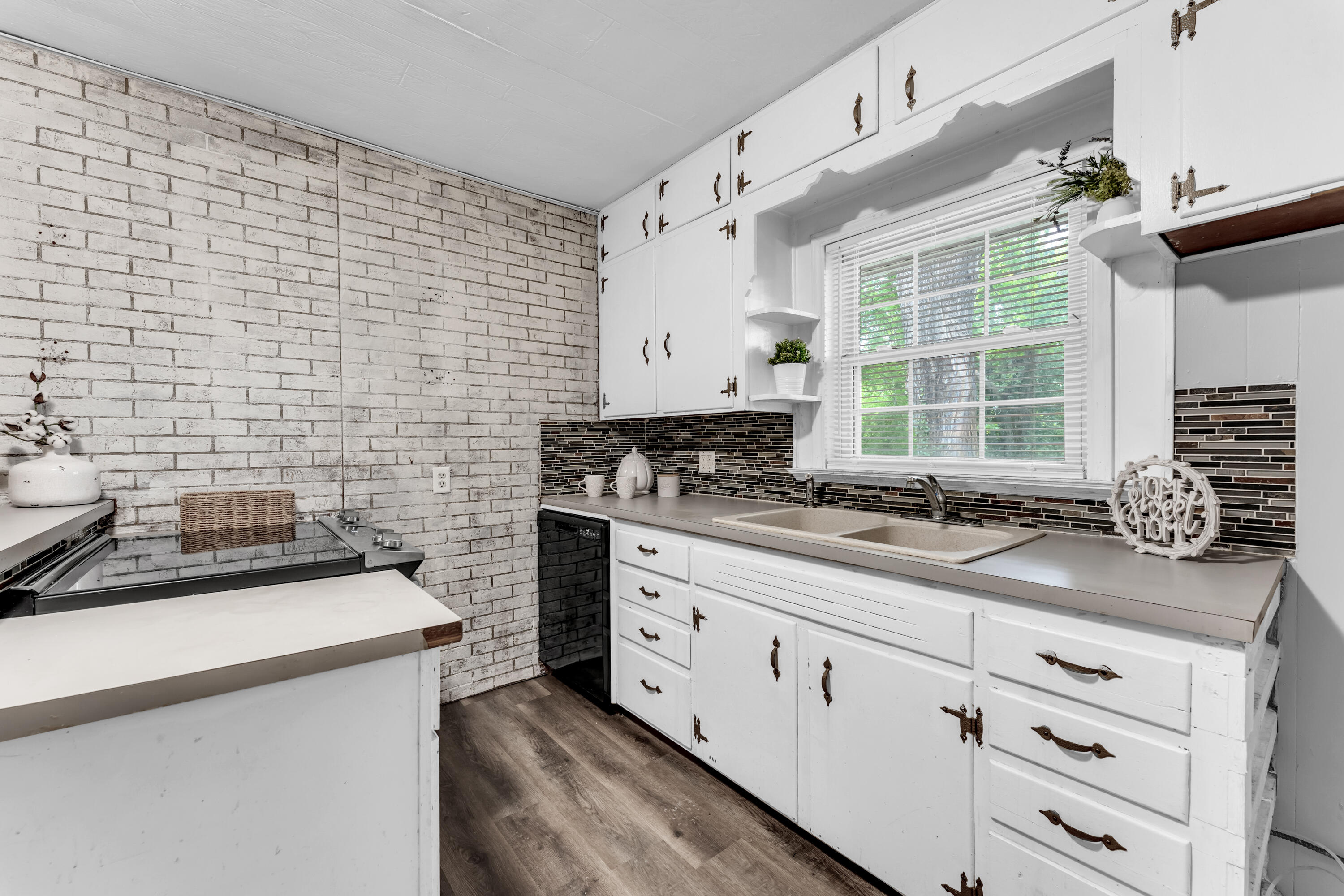 1439 South Luster Avenue Property Photo 8