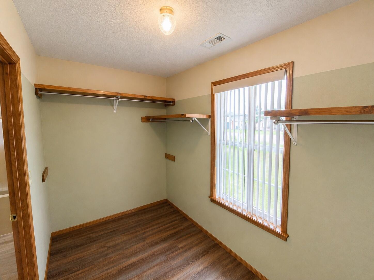 1910 Sylvan Avenue Property Photo 20
