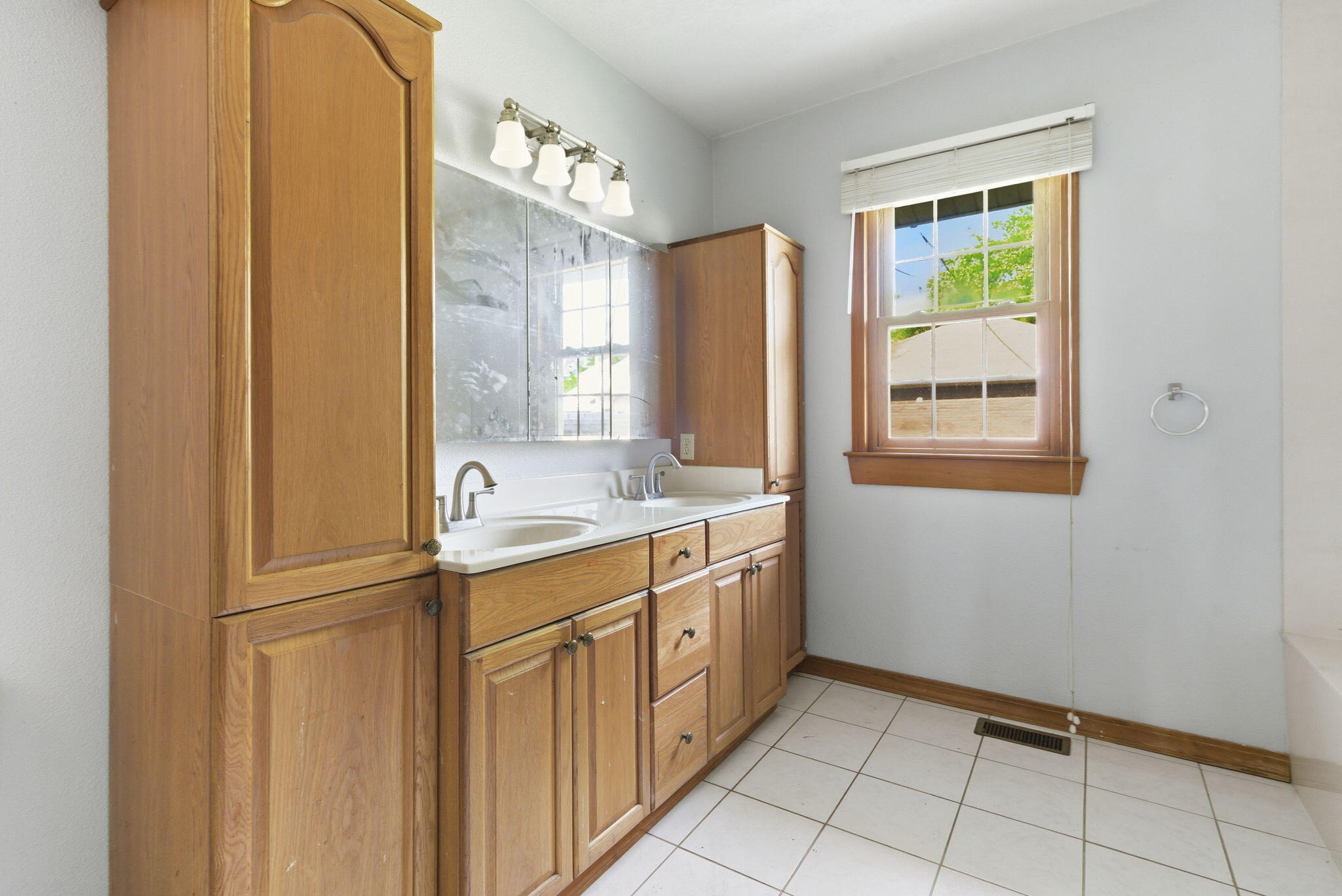600 North Central Avenue Property Photo 17