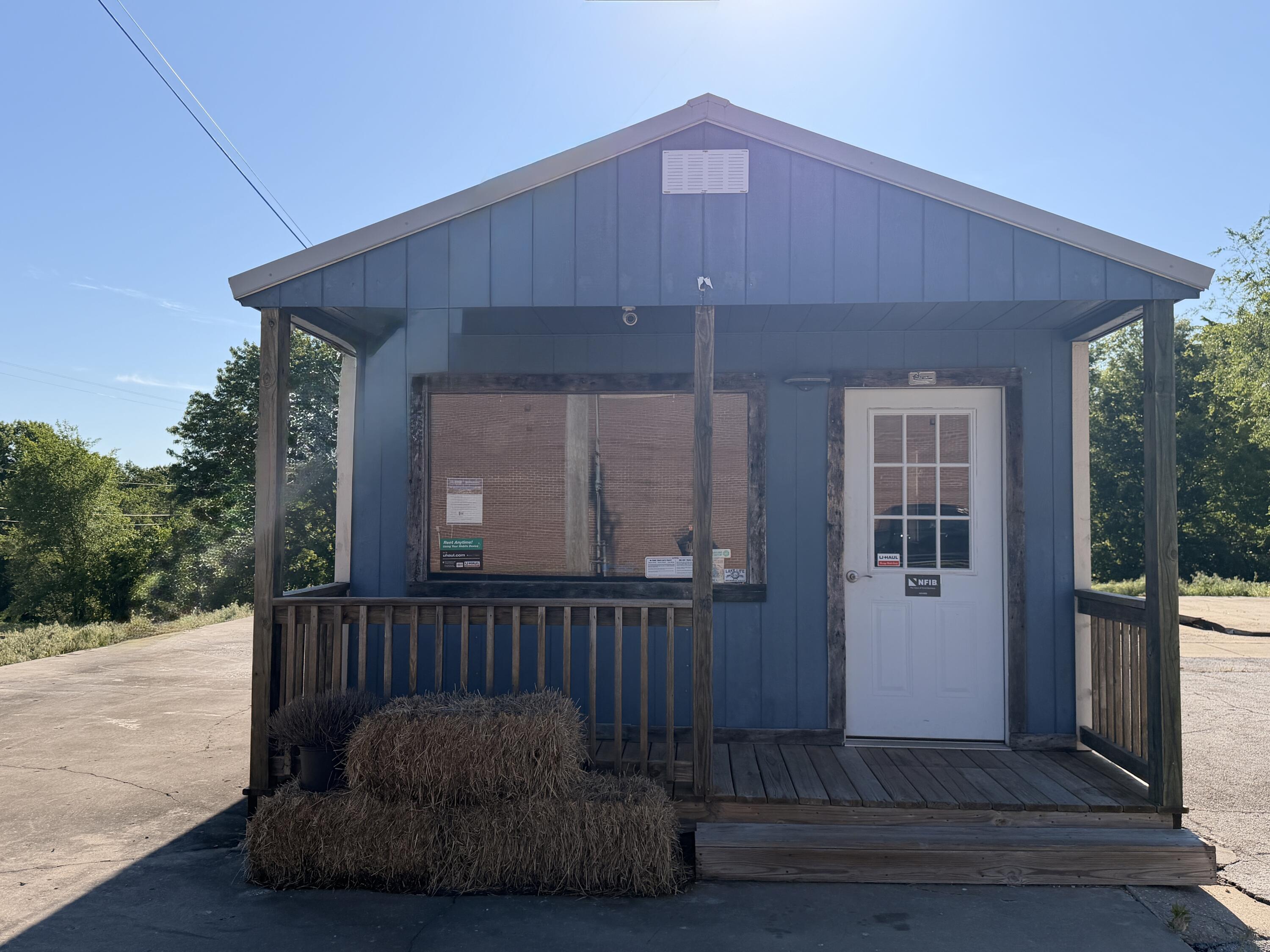 202 32 Street Property Photo 3