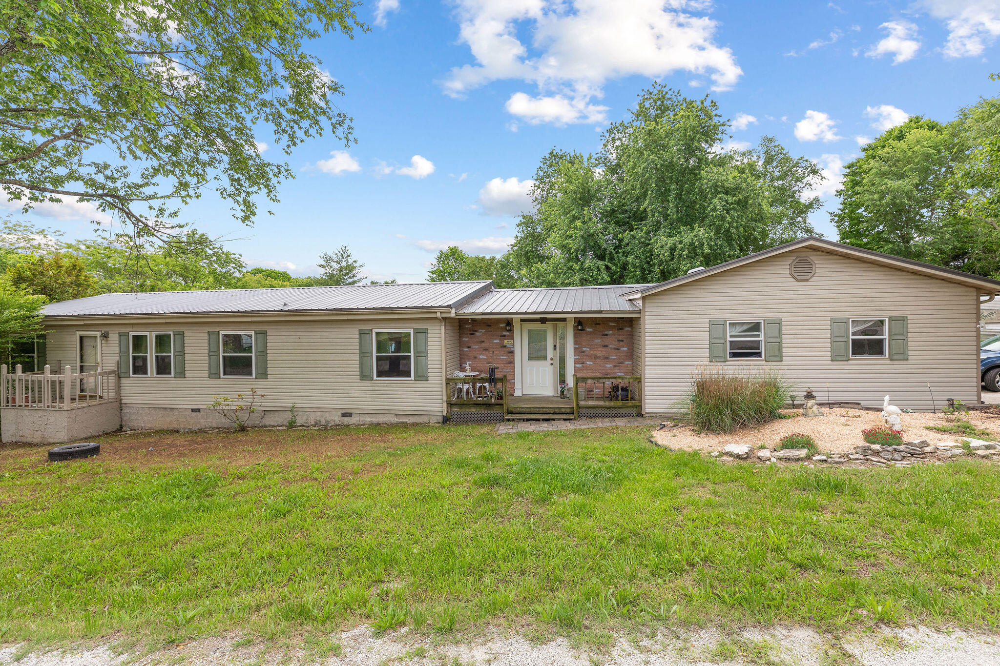 210 Molly Lane Property Photo 2