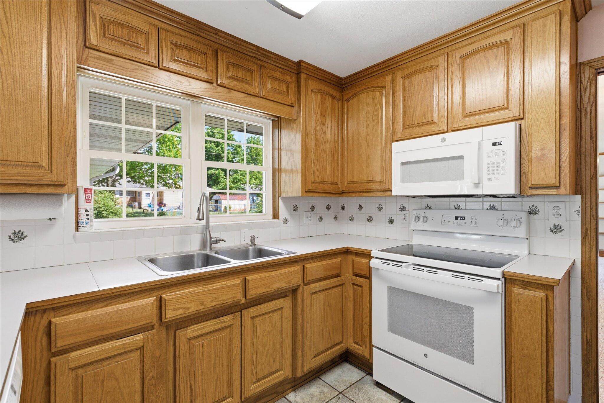 405 Grand Street Property Photo 15
