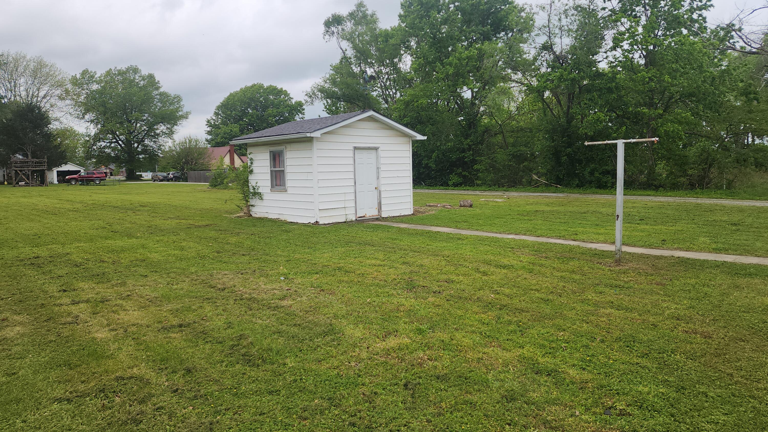 207 North Lilly Street Property Photo 4