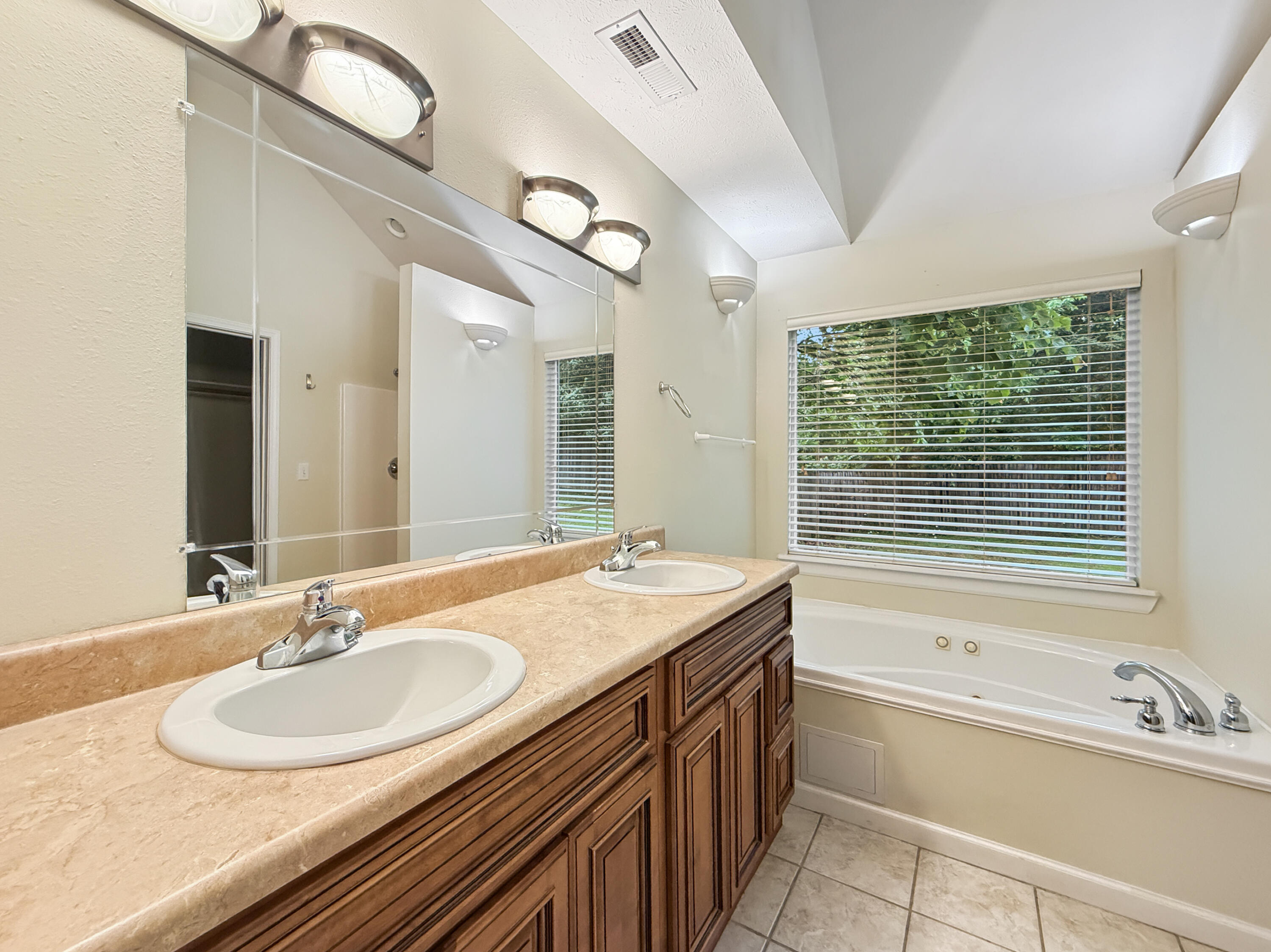261 Pine Street Property Photo 8