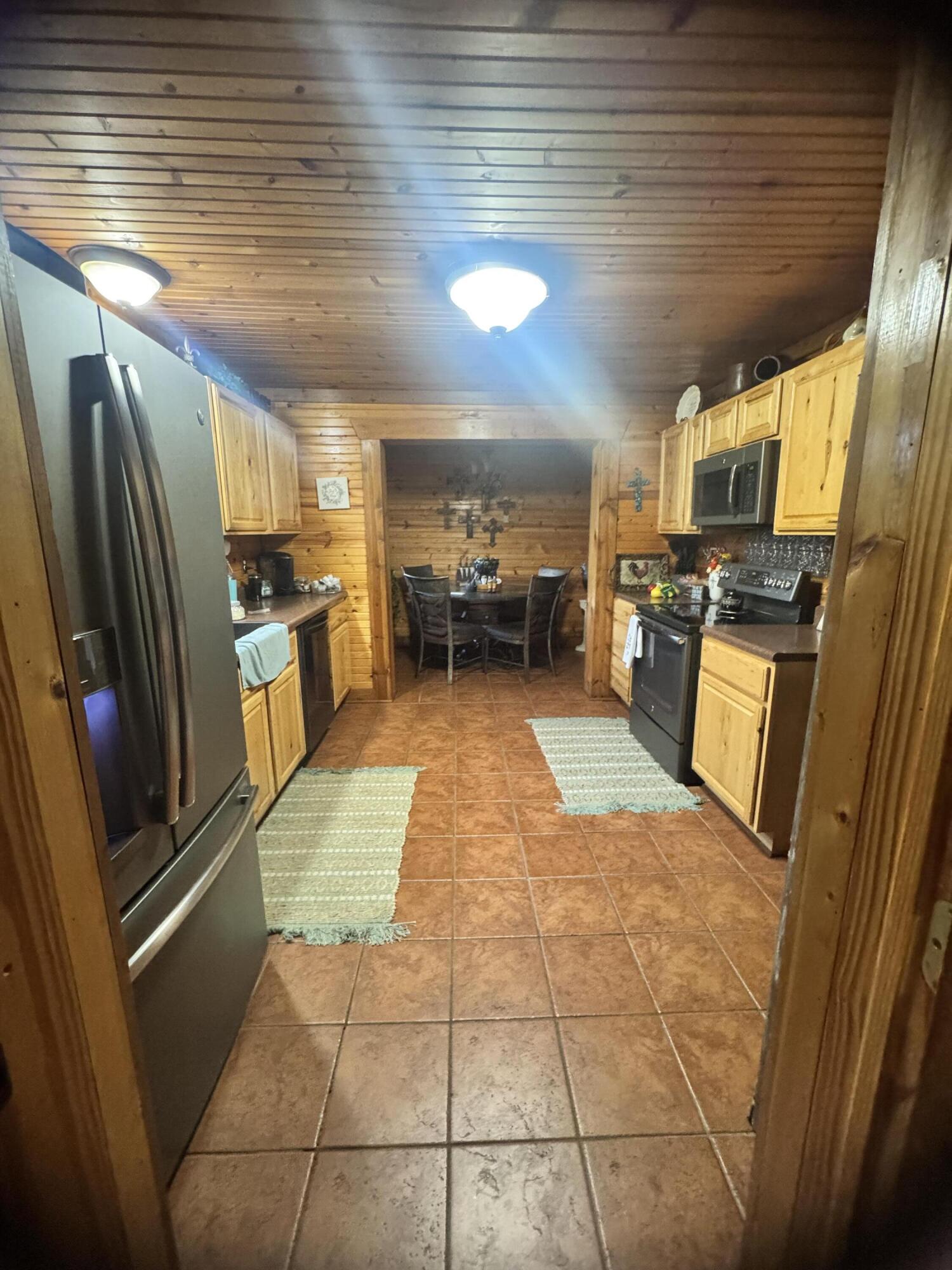 9137 Farm Road 1120 Property Photo 6