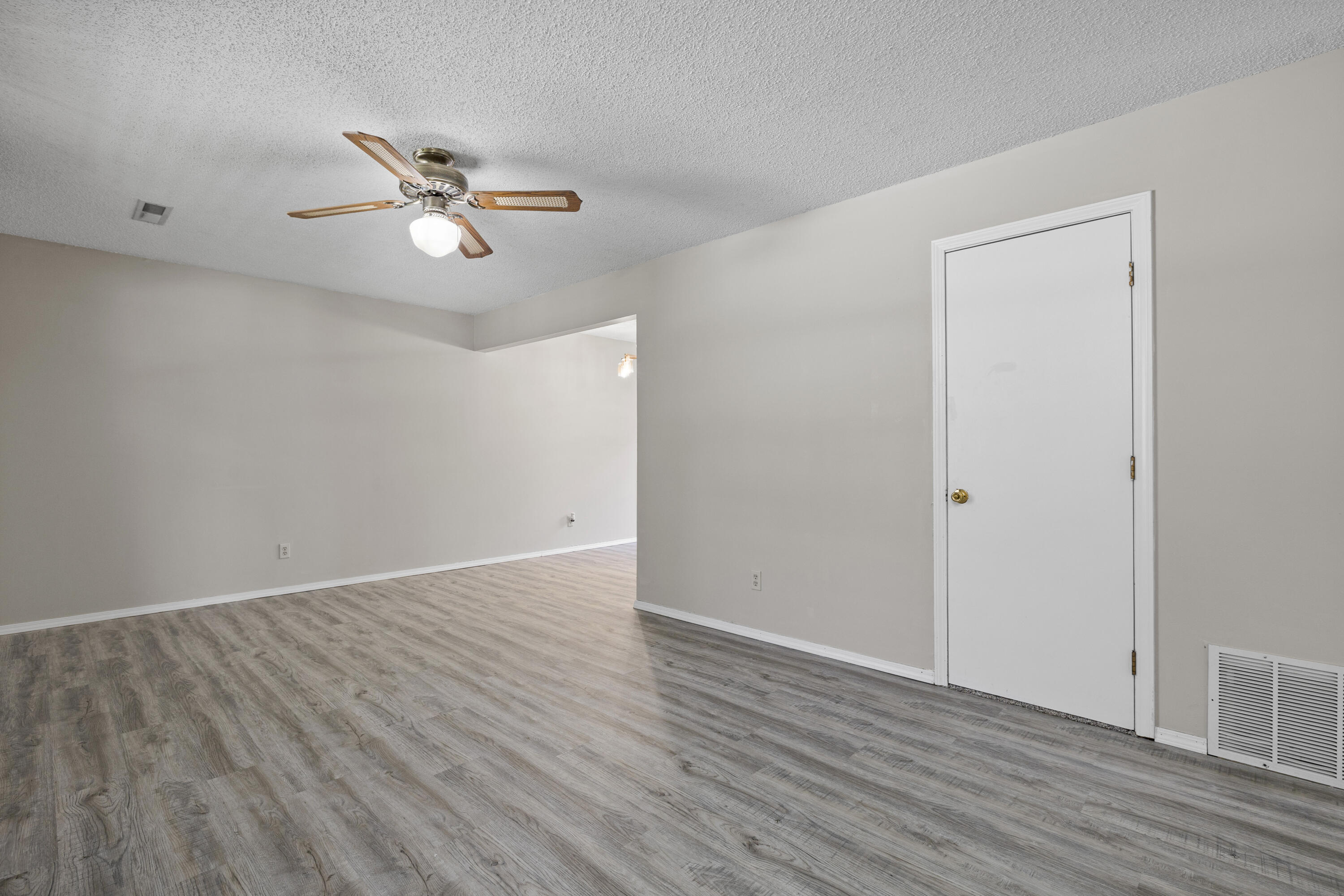 5834 South Iris Lane Property Photo 5