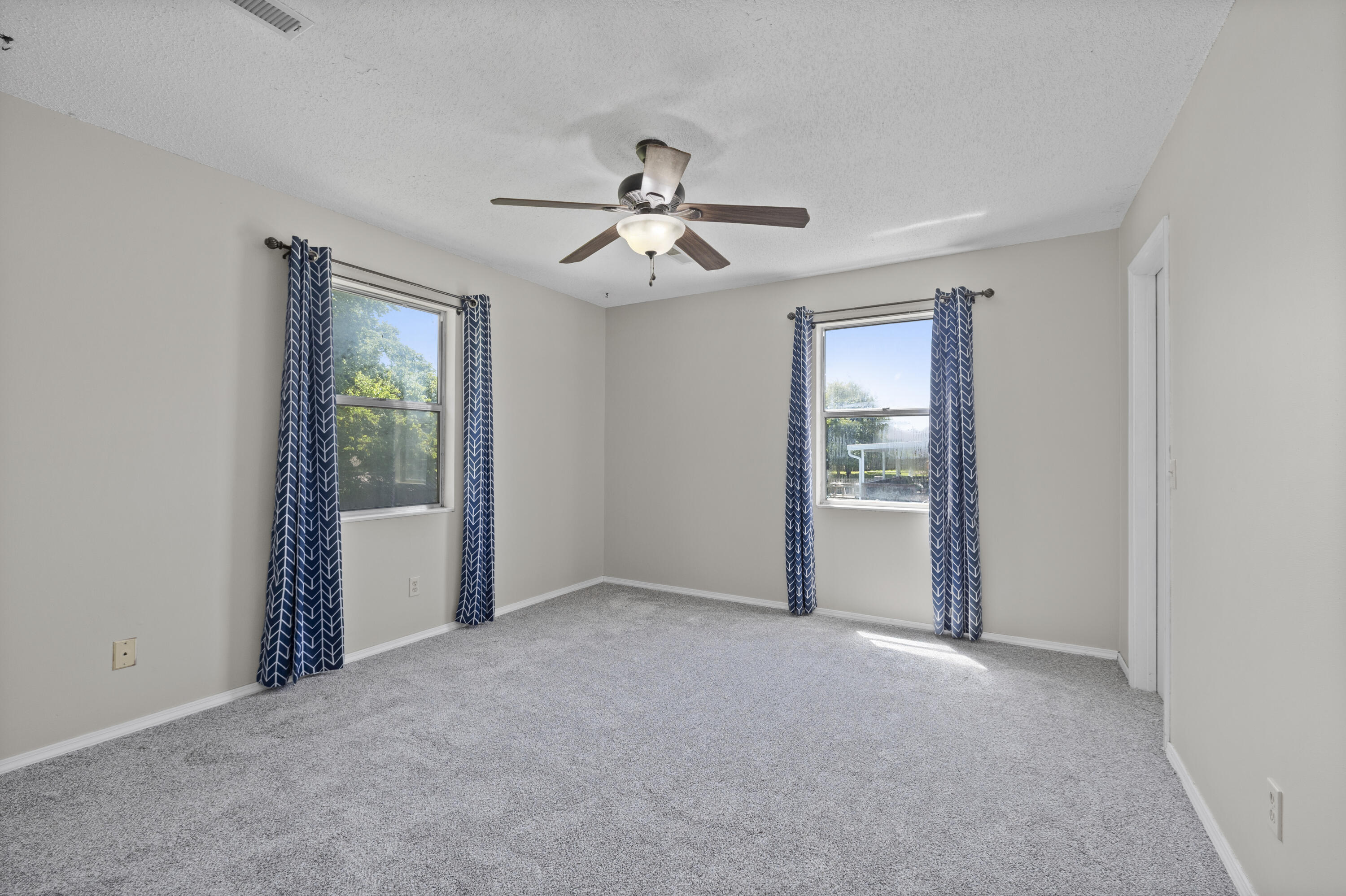 5834 South Iris Lane Property Photo 9