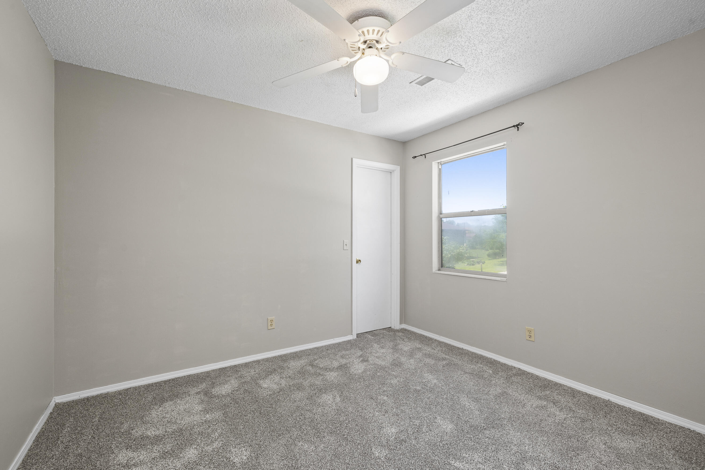 5834 South Iris Lane Property Photo 13