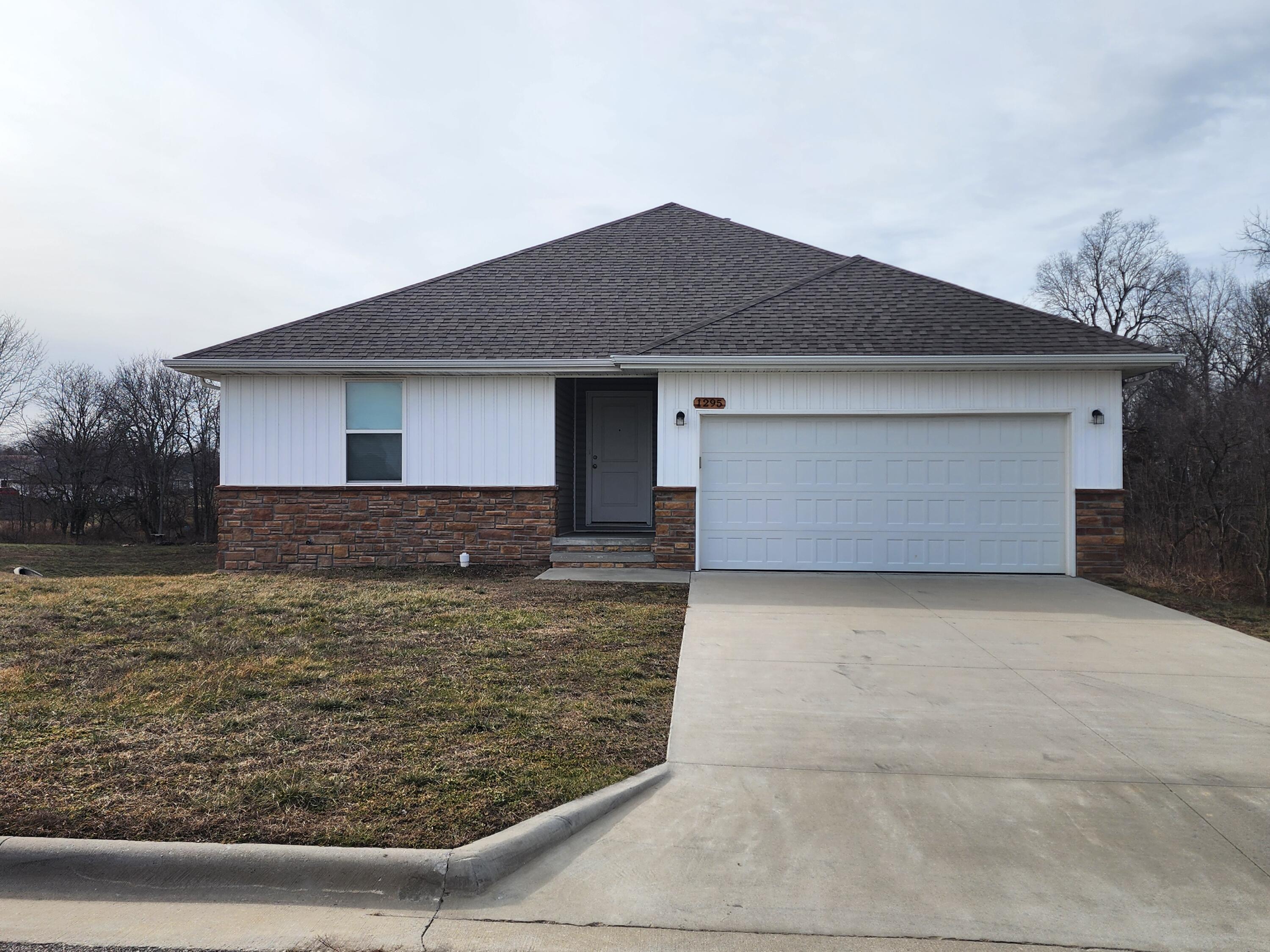 1295 South Whitaker Avenue Property Photo 1