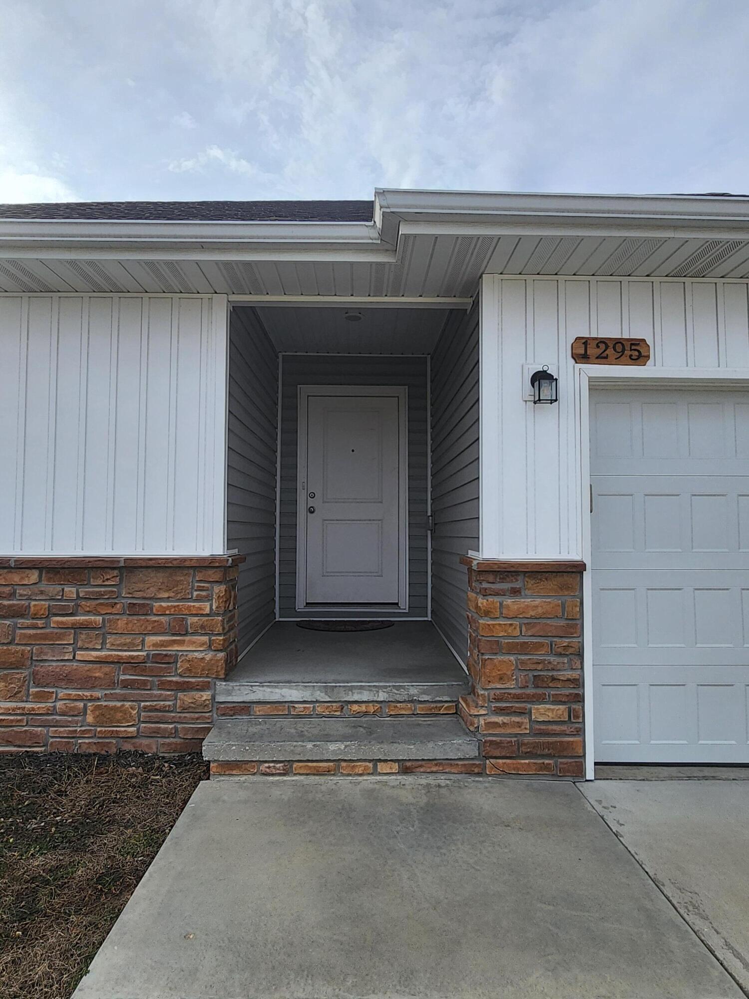 1295 South Whitaker Avenue Property Photo 5