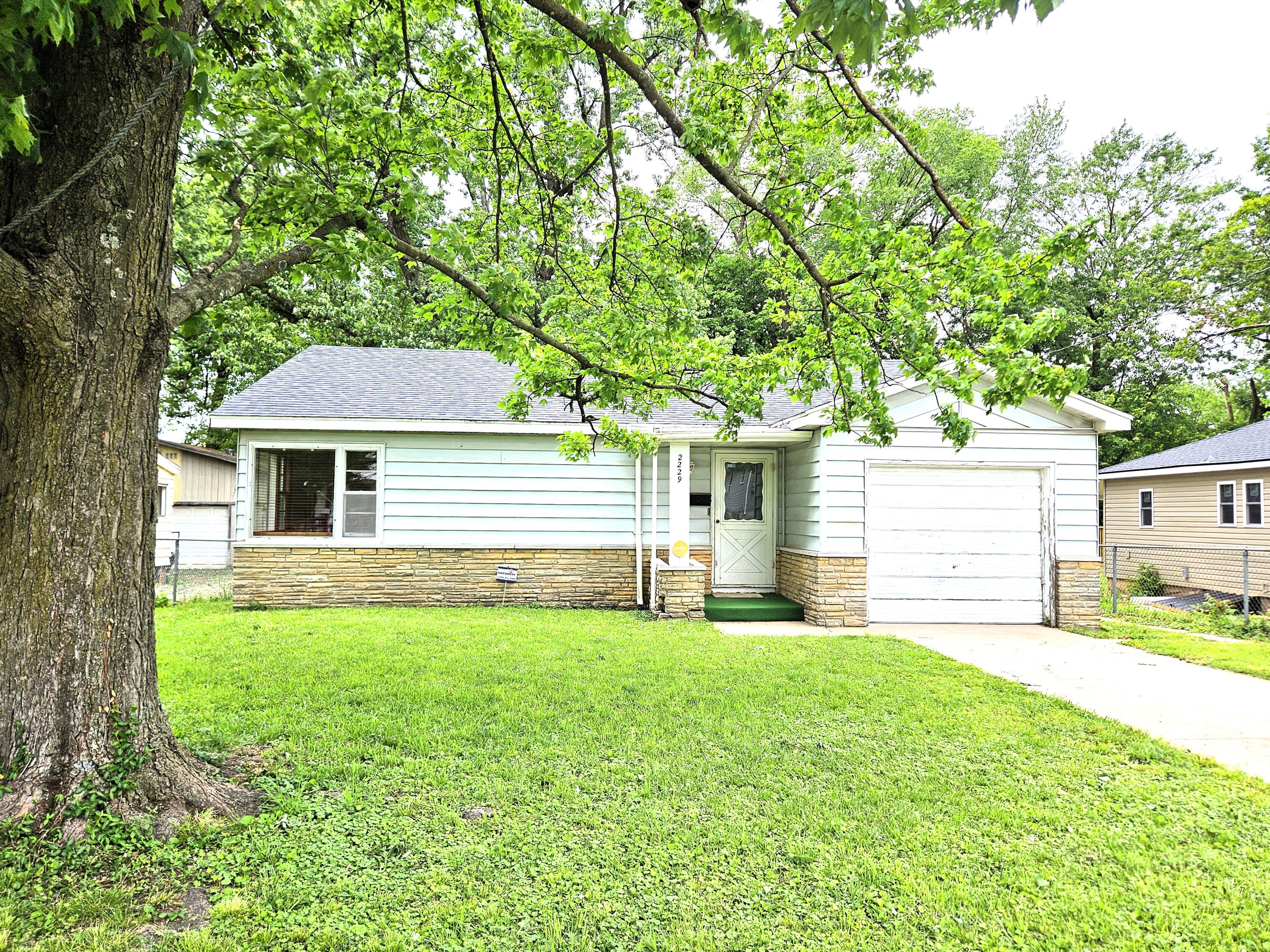 2229 North Kellett Avenue Property Photo 1