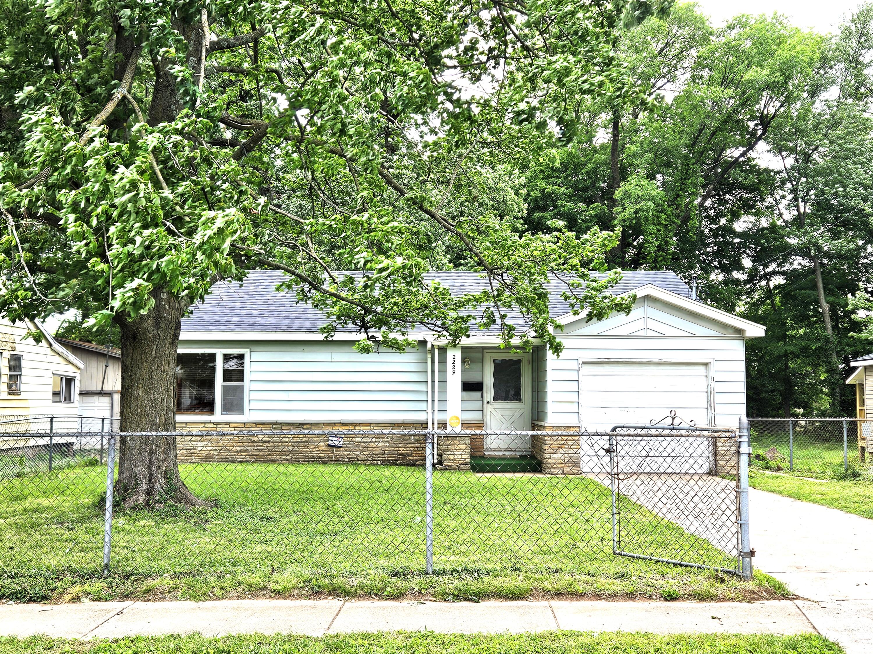 2229 North Kellett Avenue Property Photo 3