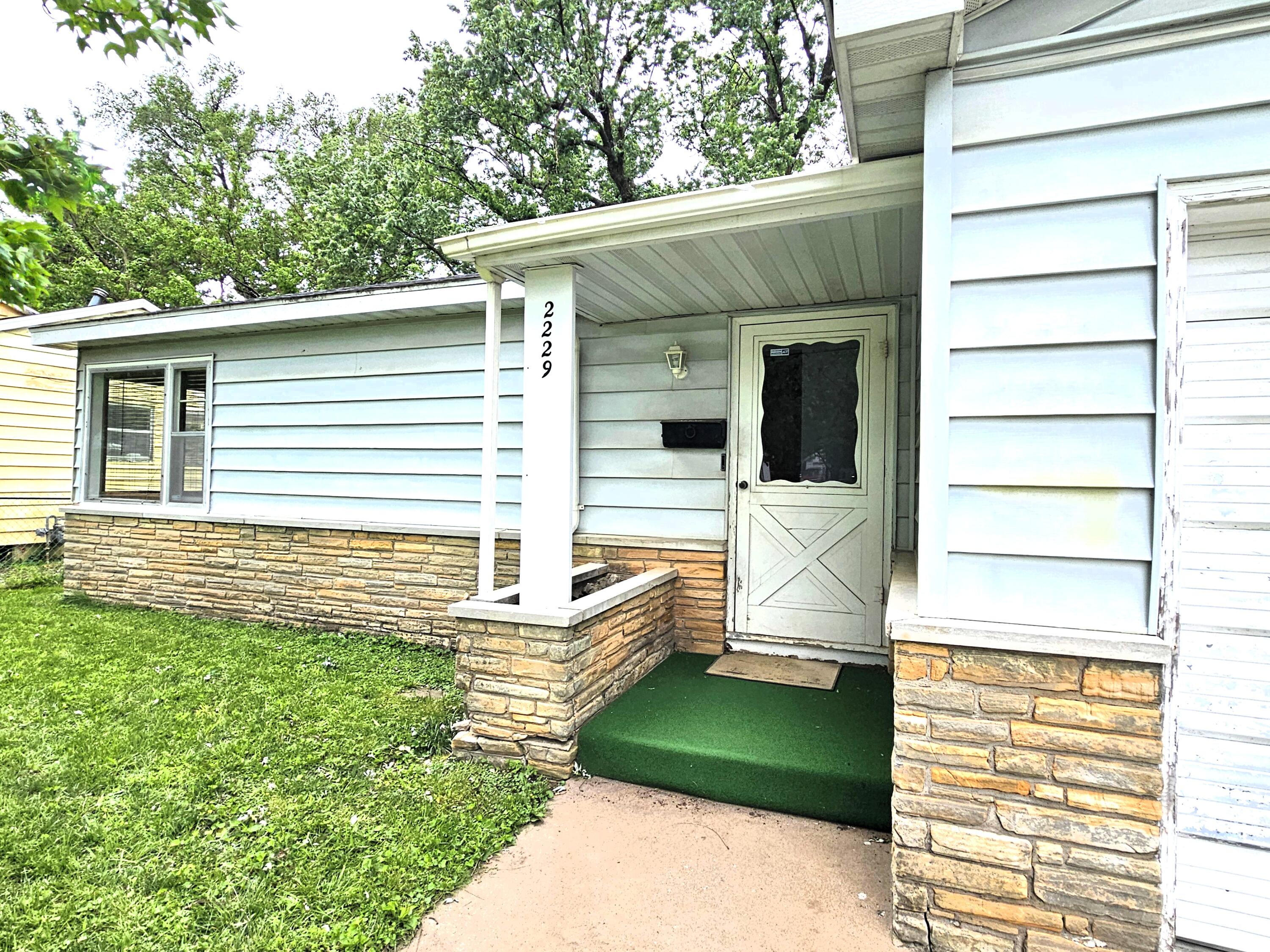 2229 North Kellett Avenue Property Photo 4