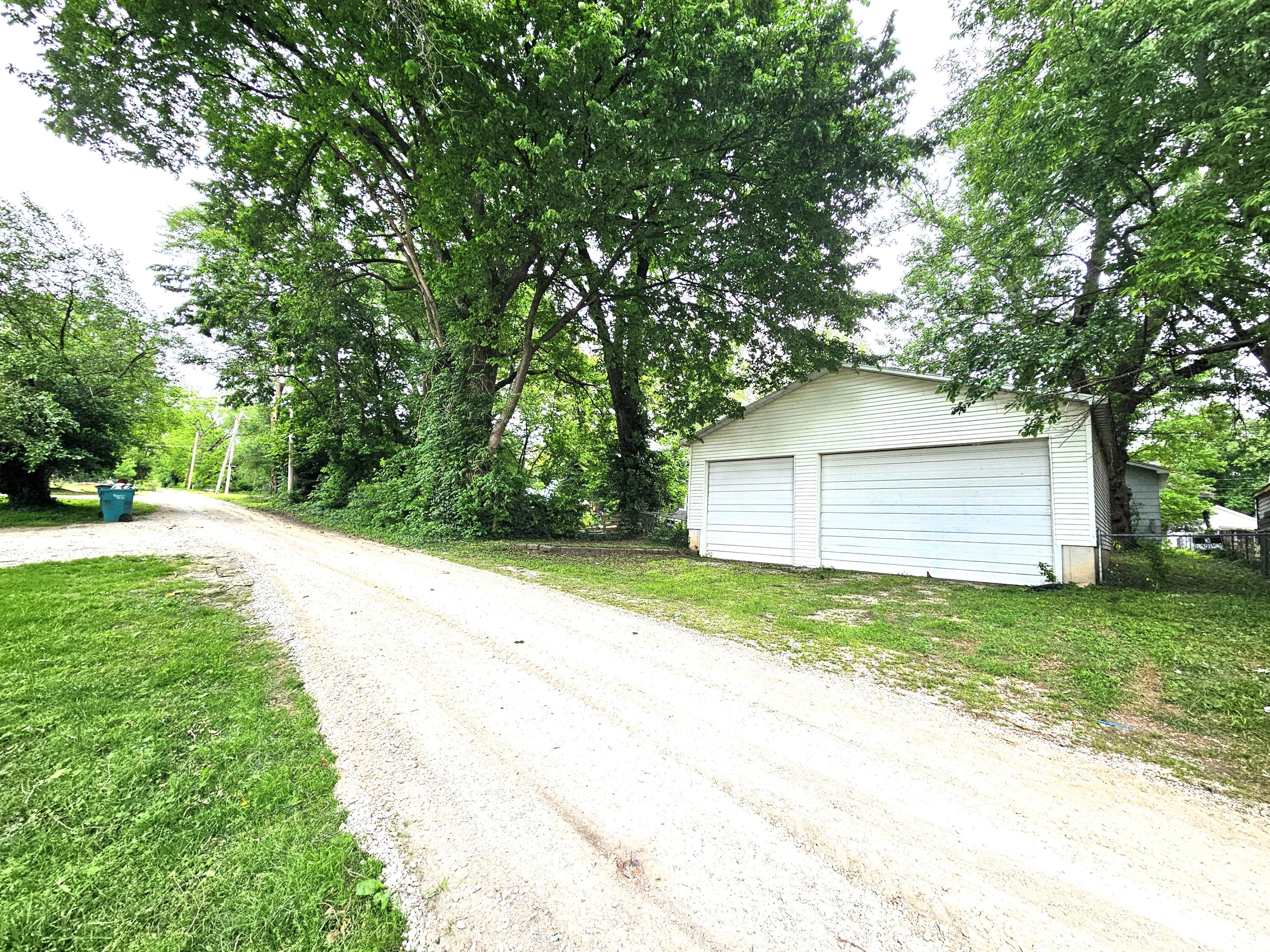 2229 North Kellett Avenue Property Photo 5
