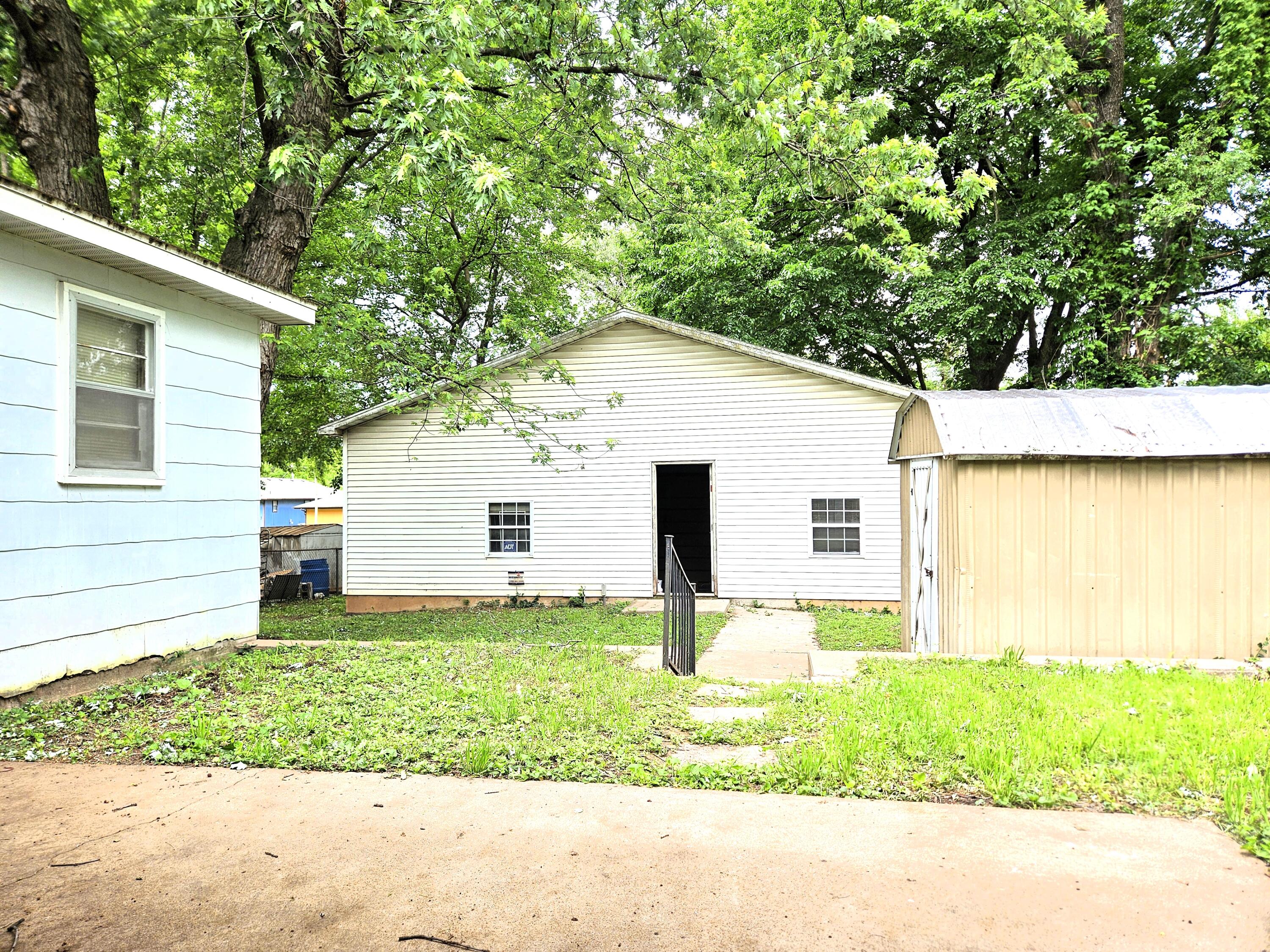 2229 North Kellett Avenue Property Photo 27