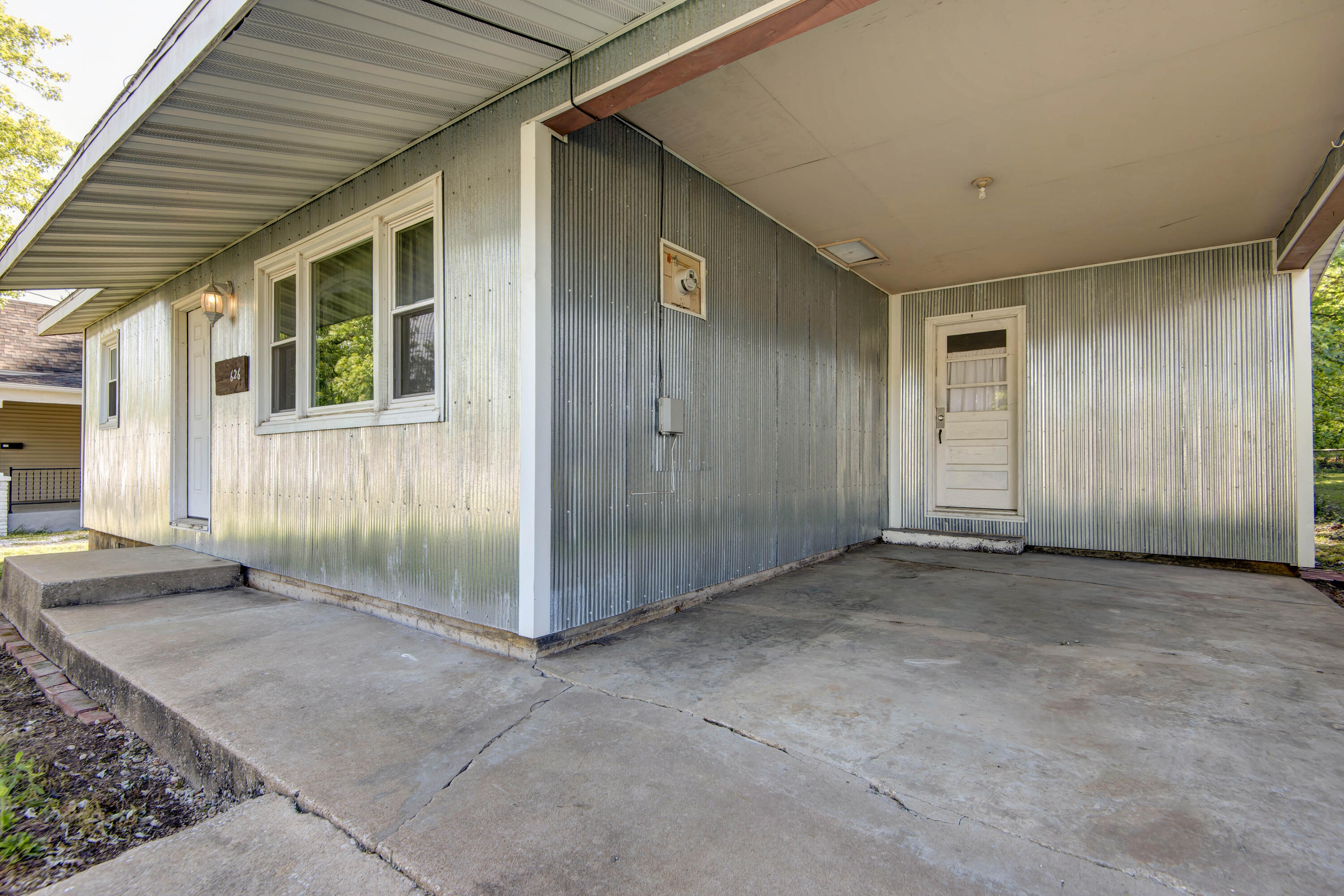 626 North Forest Avenue Property Photo 15