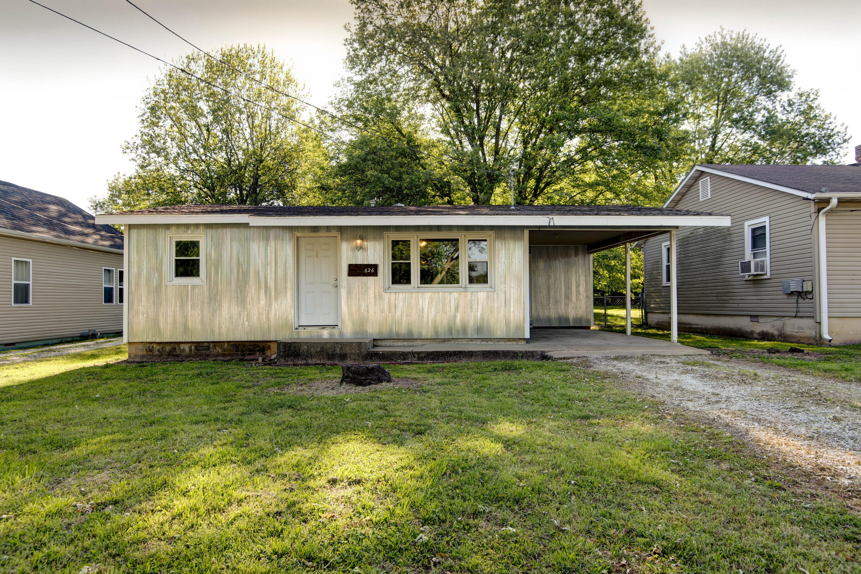 626 North Forest Avenue Property Photo 18